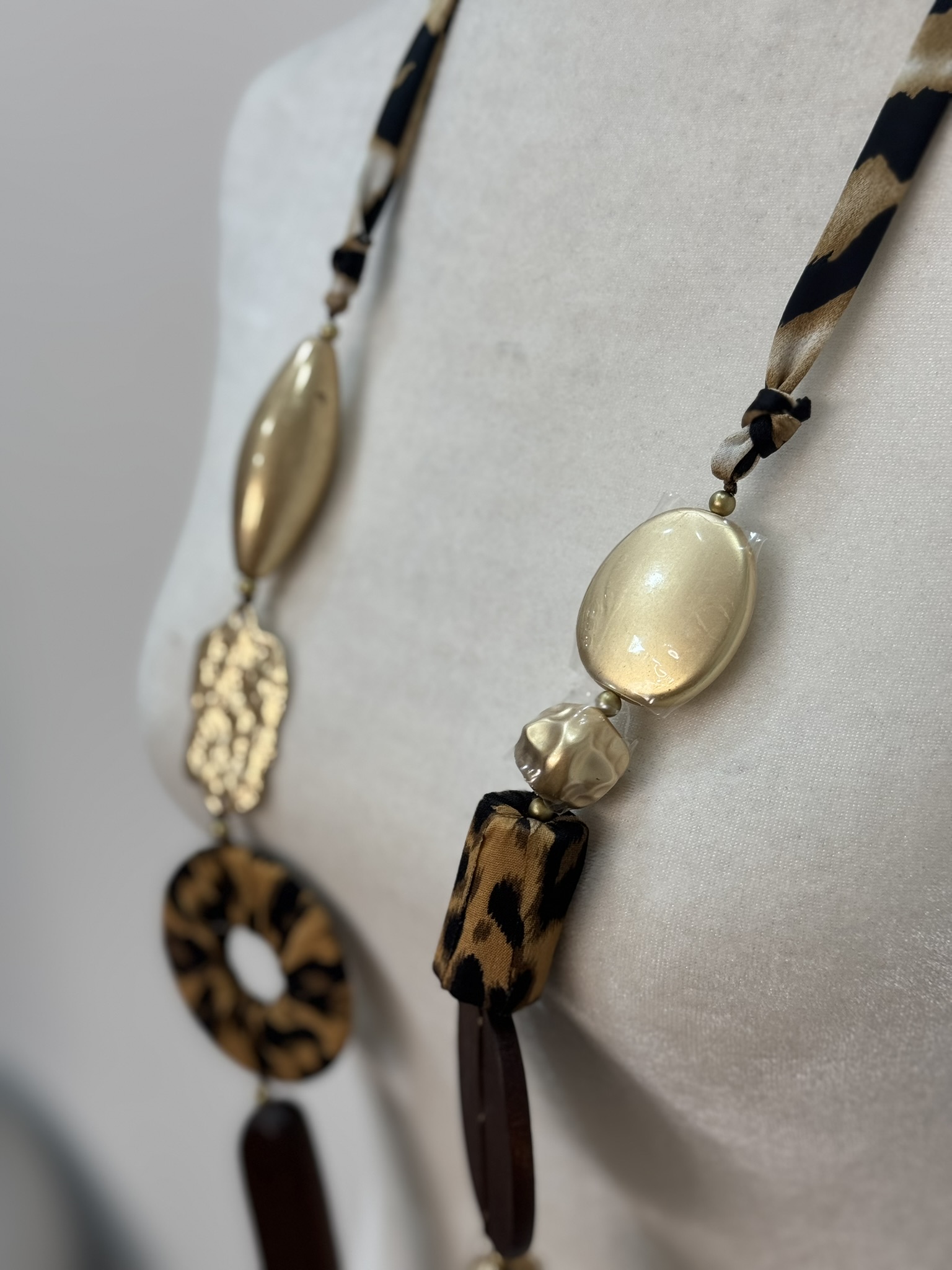 Collar largo animal print detalles dorados