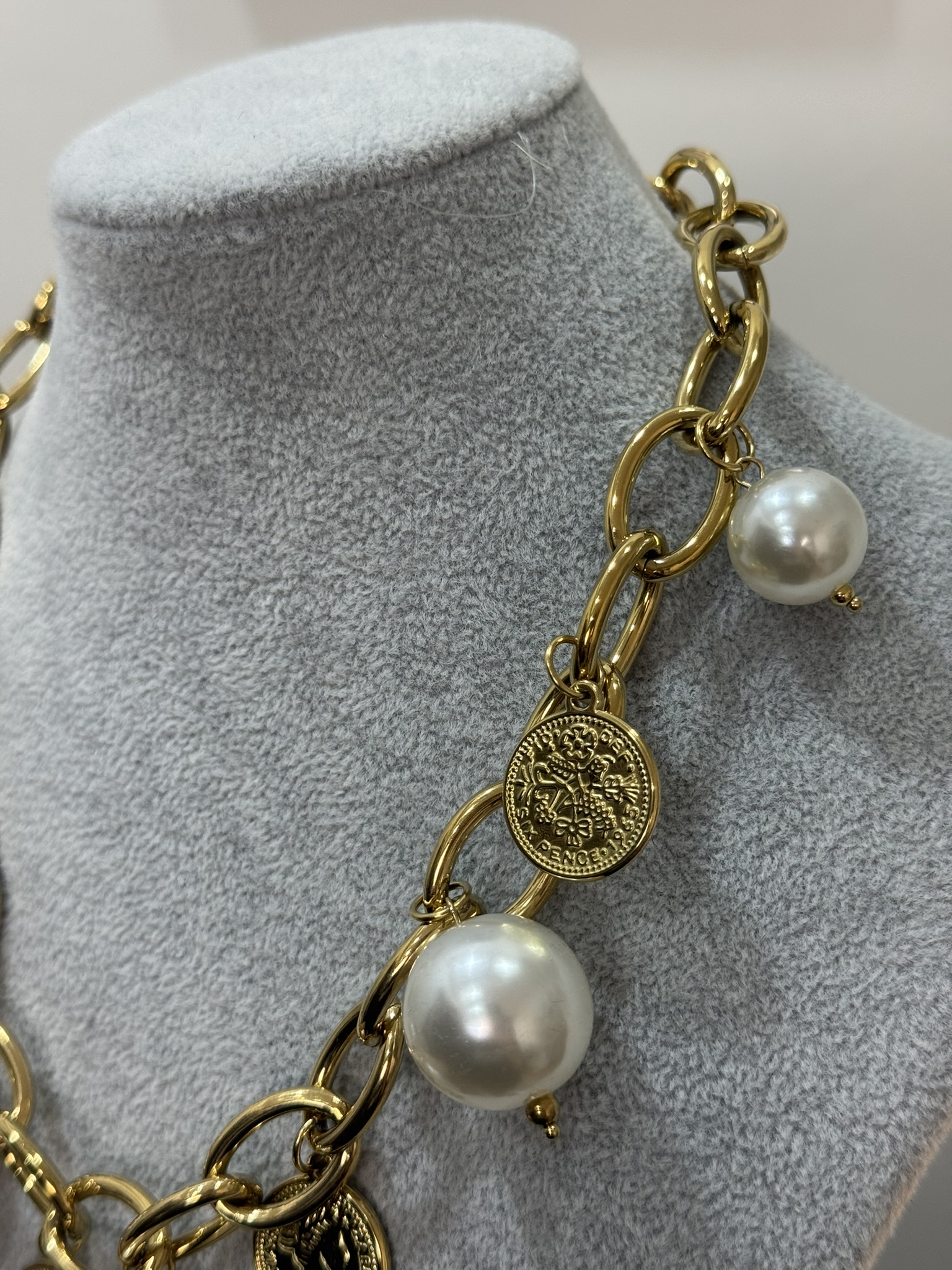 Collar corto perlas y monedas