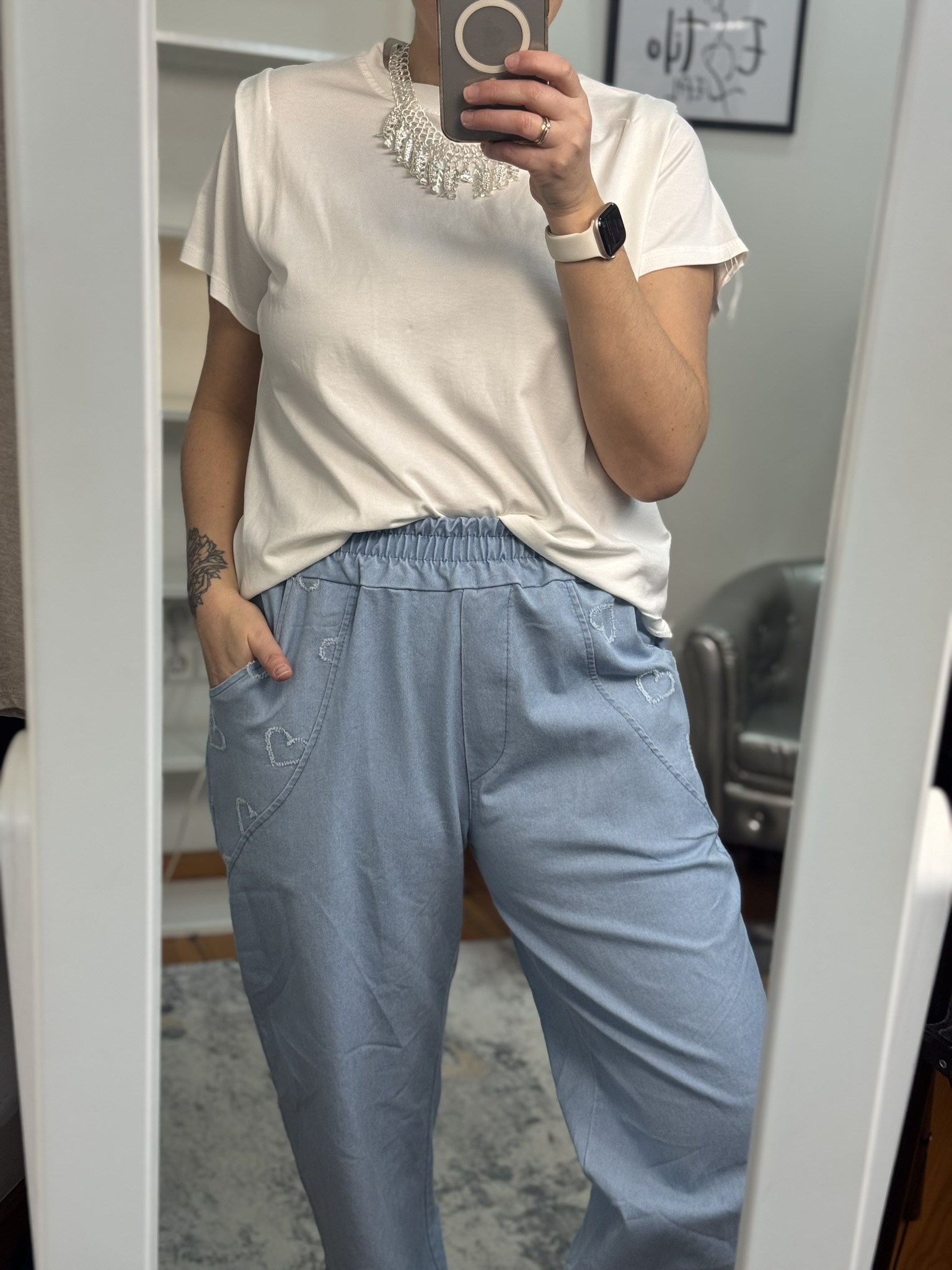 Pantalón denim detalle corazones