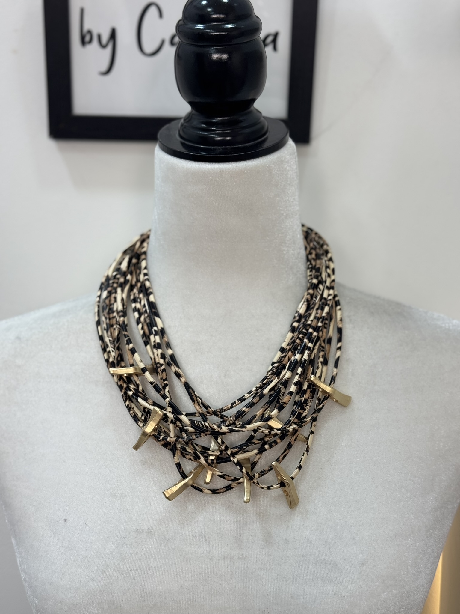 Collar corto animal print