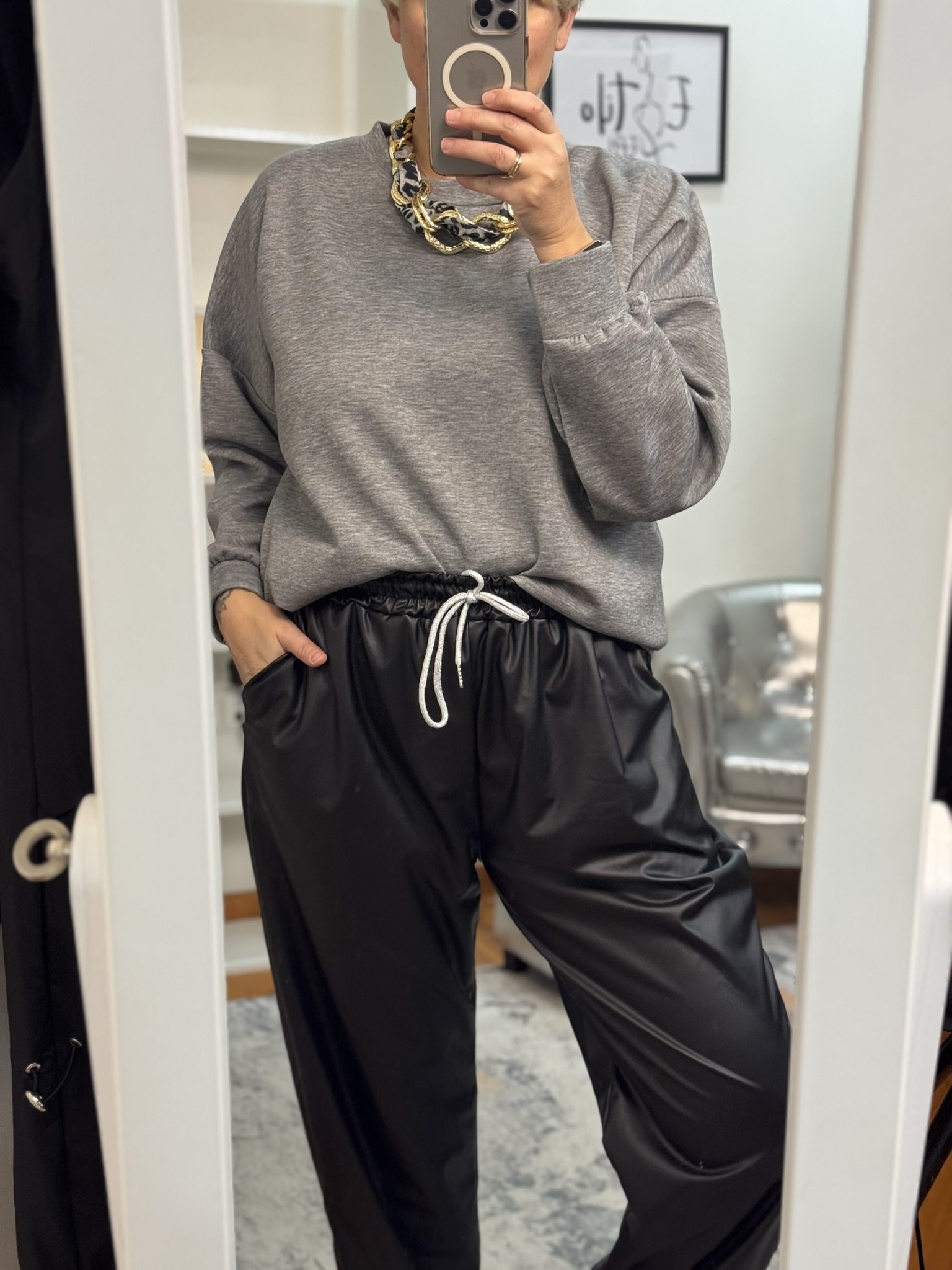 Jogger bombacho símil piel