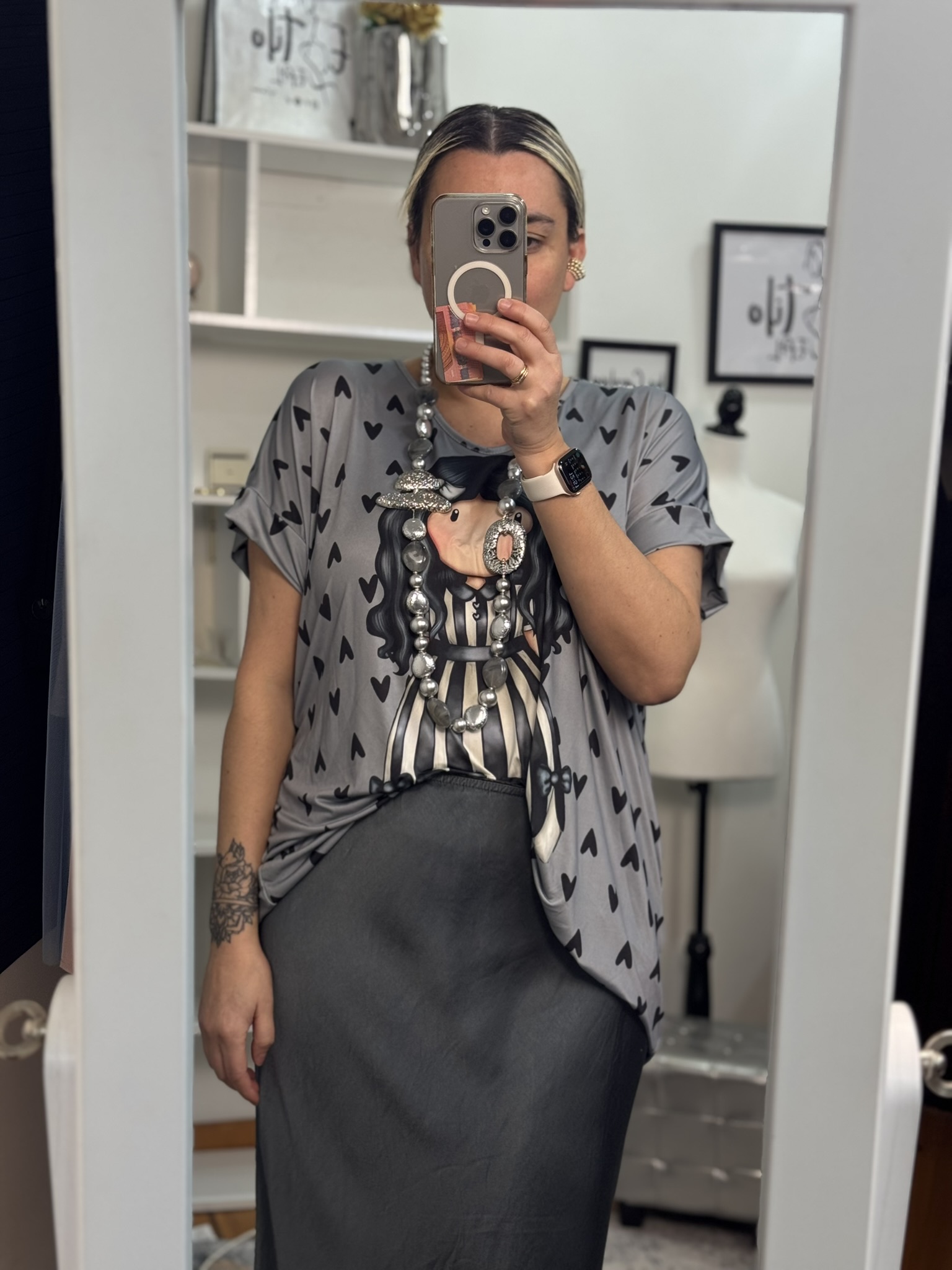 Camiseta gris muñeca