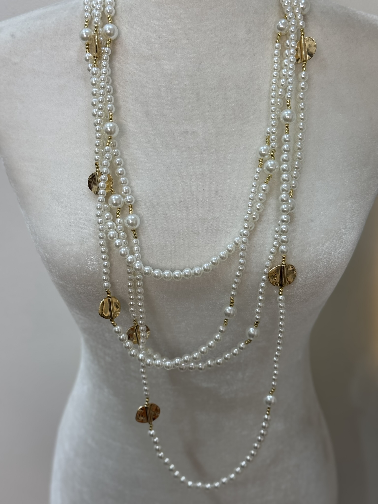 Collar perlas con detalles largo