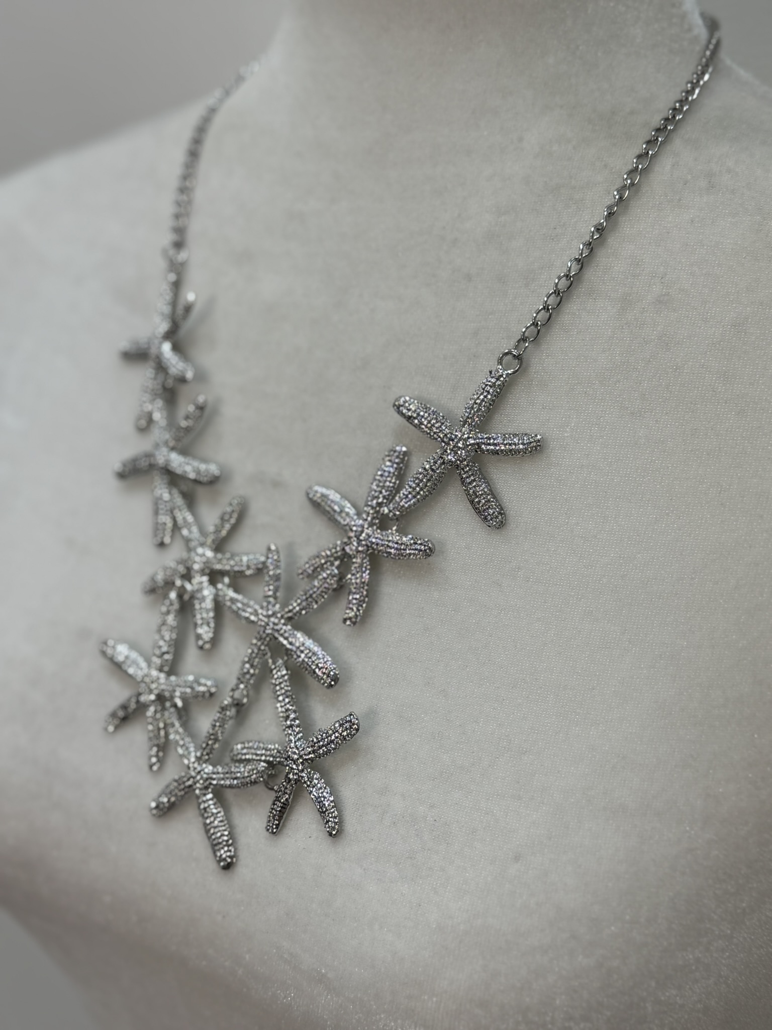 Collar estrellas plateadas