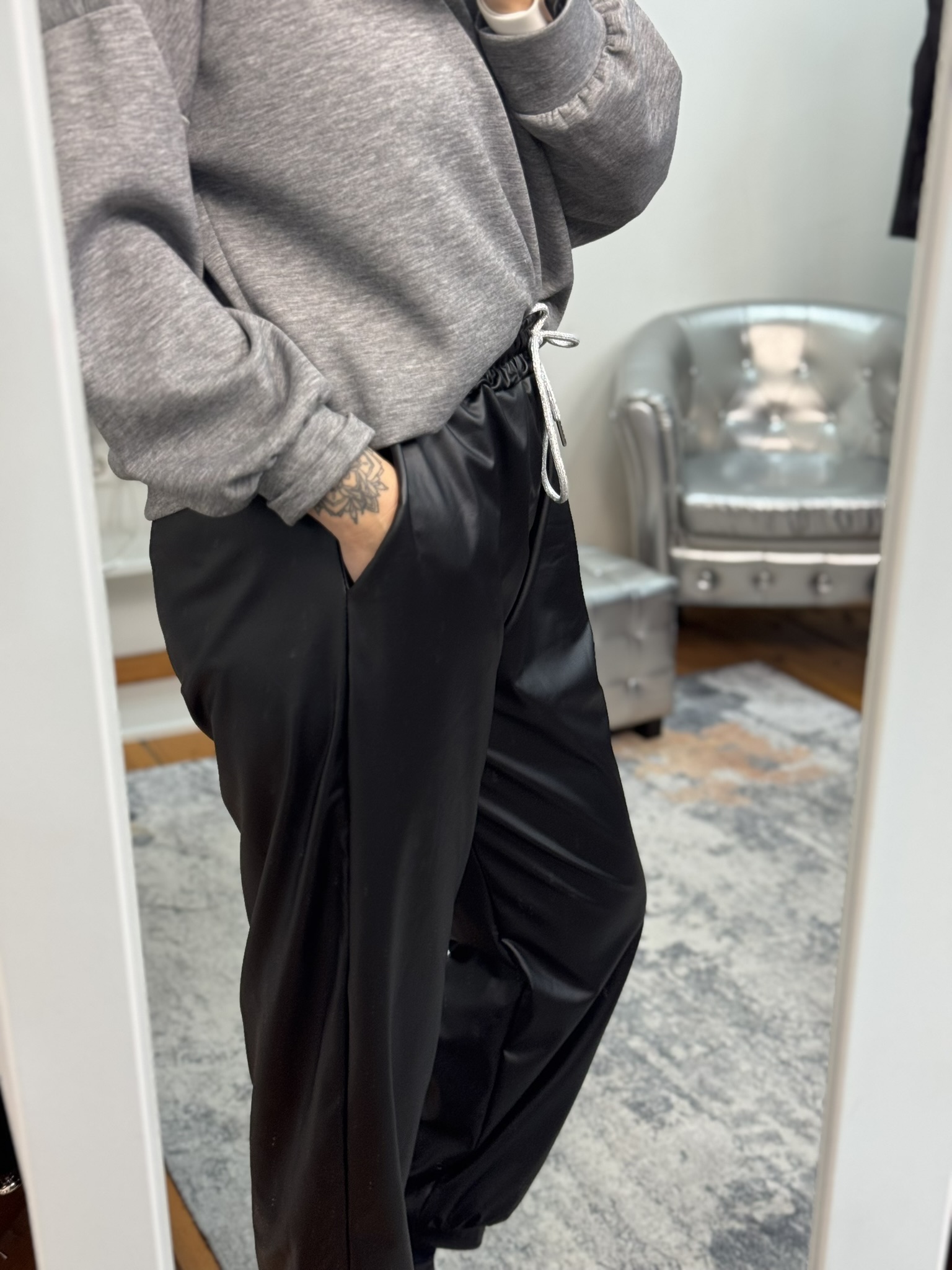 Jogger bombacho símil piel