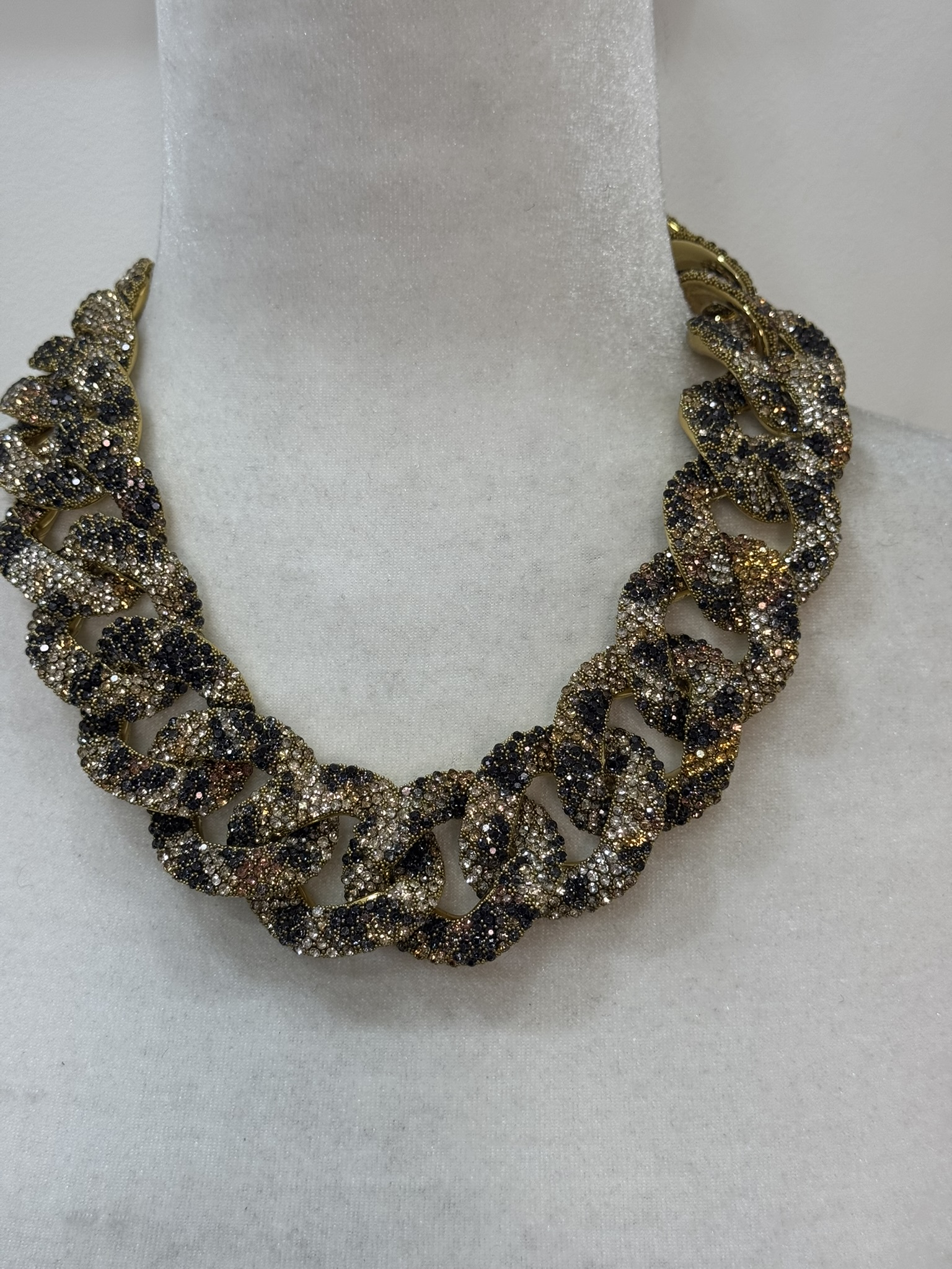Collar corto eslabones animal print