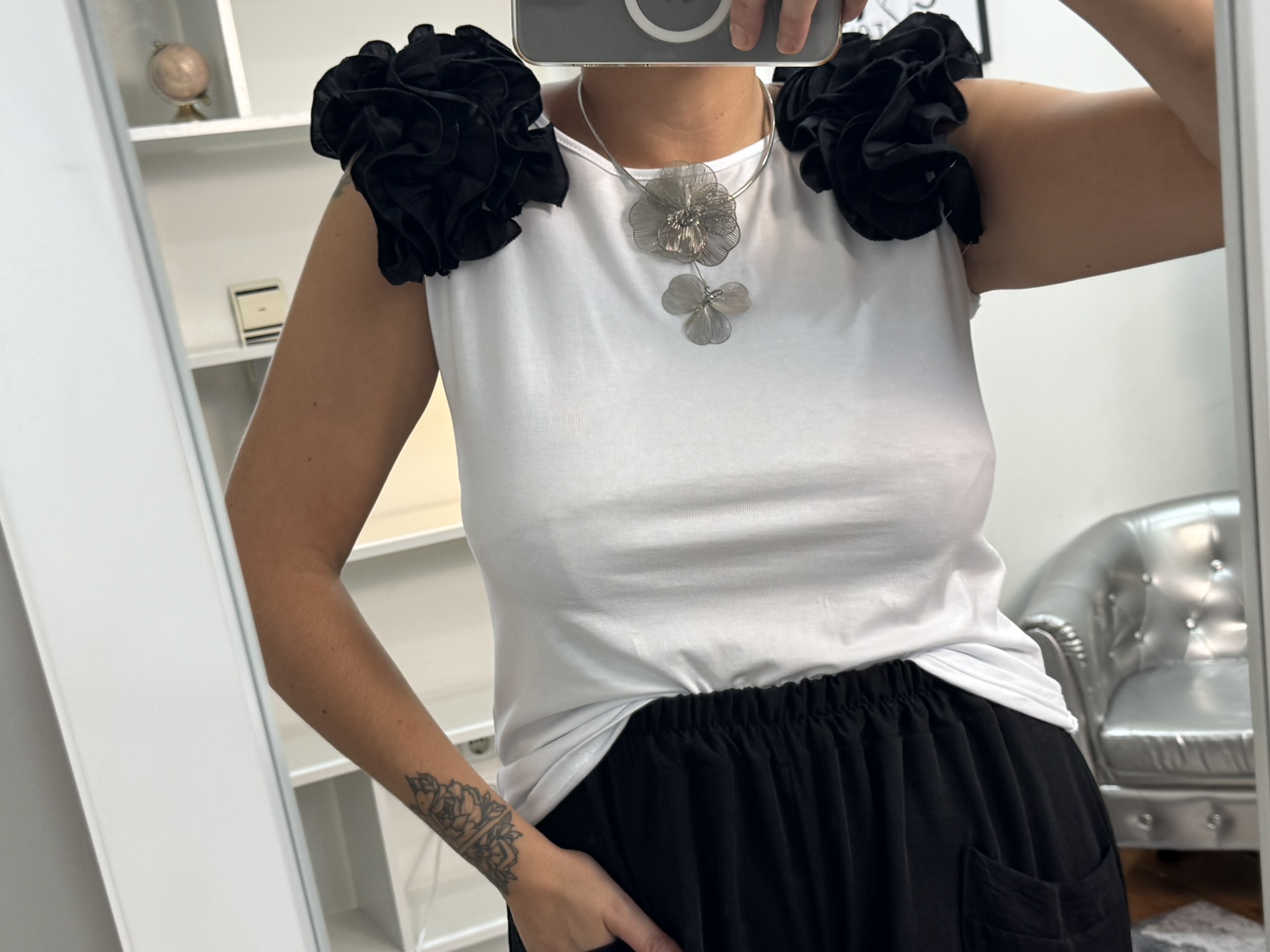 Camiseta rosetones en hombro