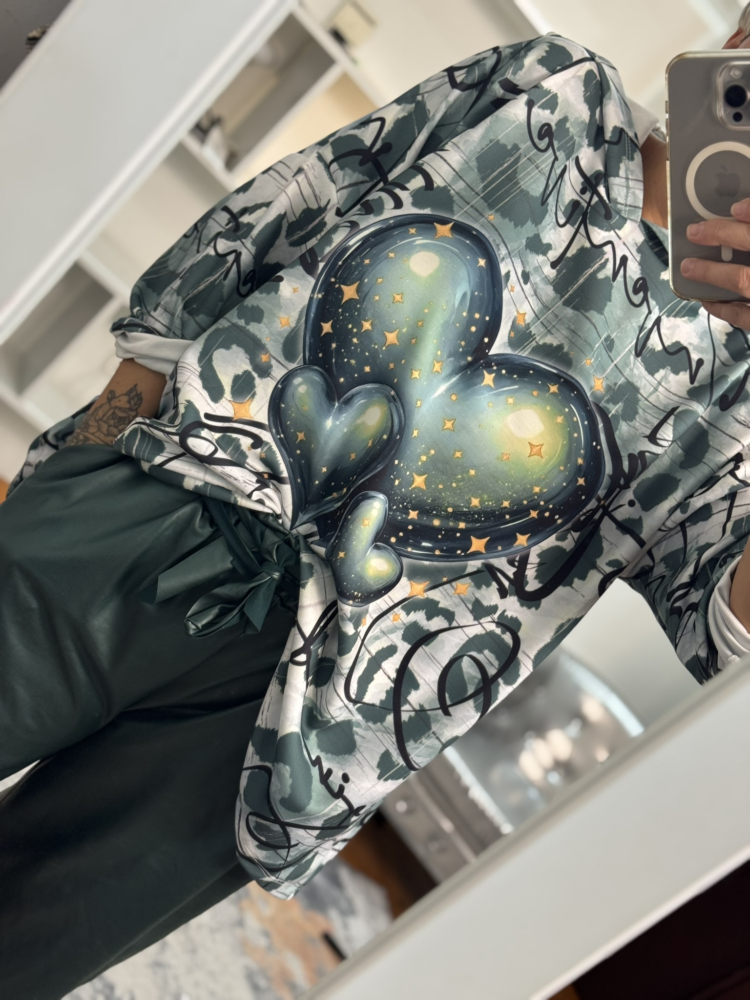 Sudadera amplia corazones verdes
