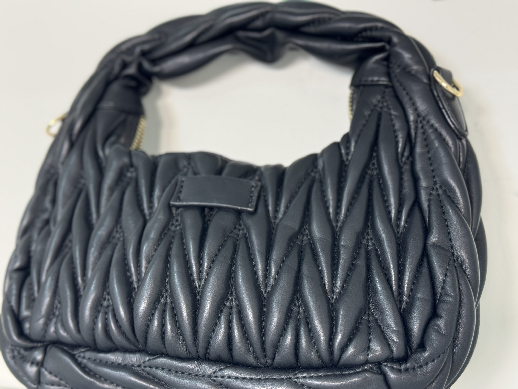 Bolso acolchado asa corta