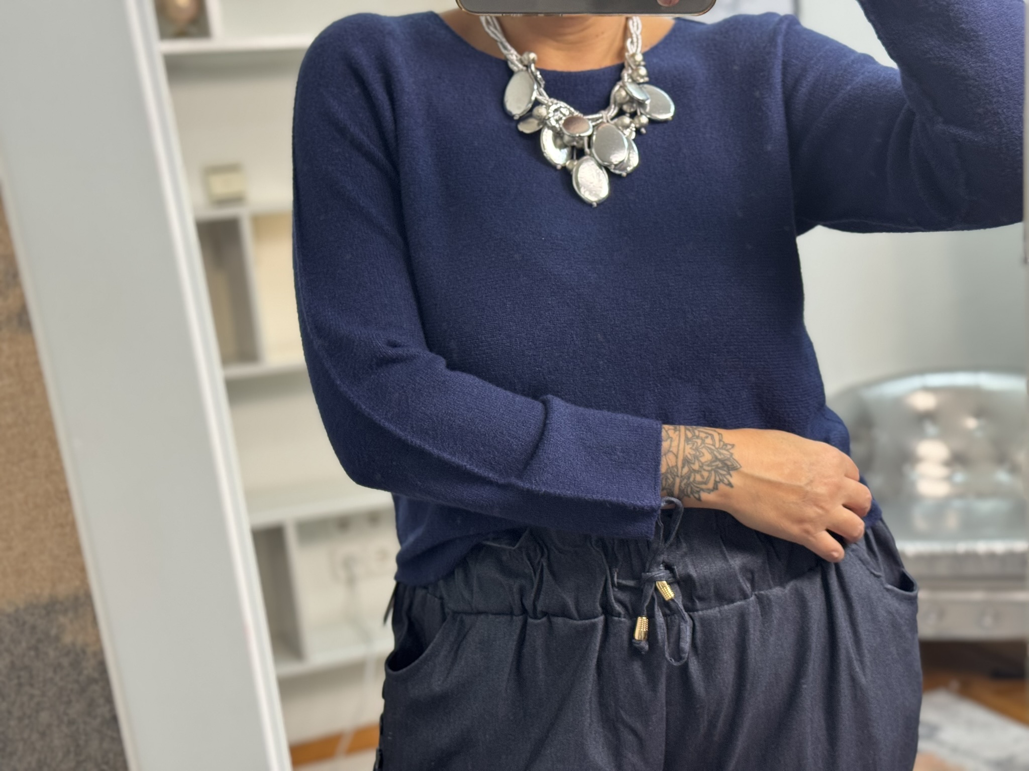 Collar plateado detalle flores