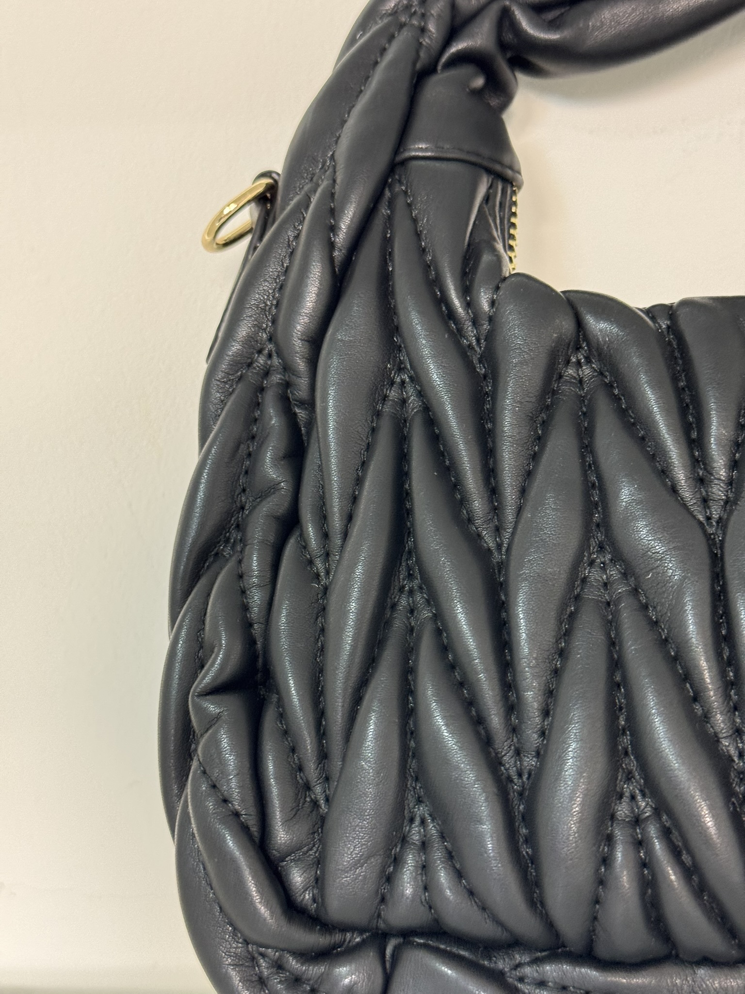 Bolso acolchado asa corta