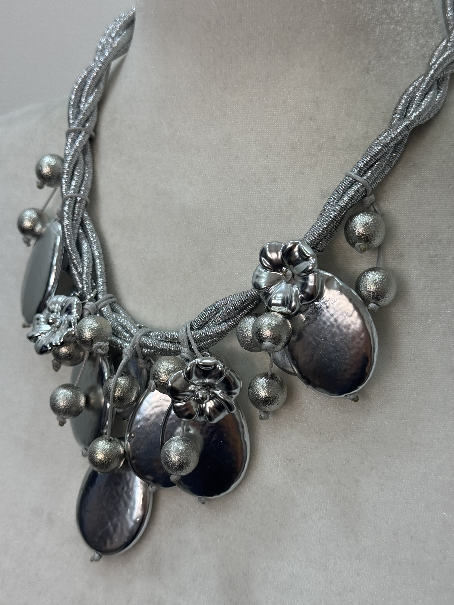 Collar plateado detalle flores
