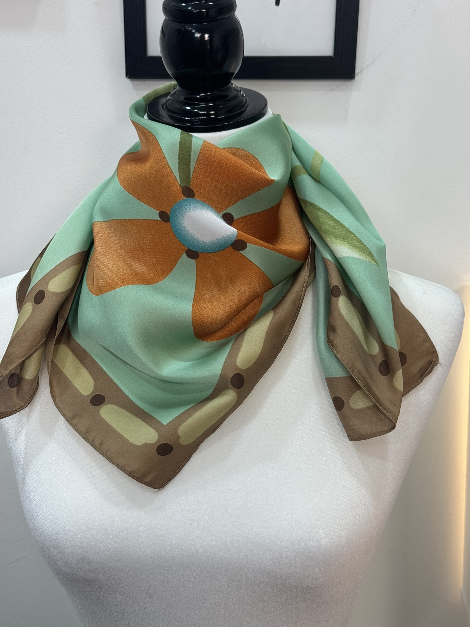 Pañuelo efecto seda estampado flores