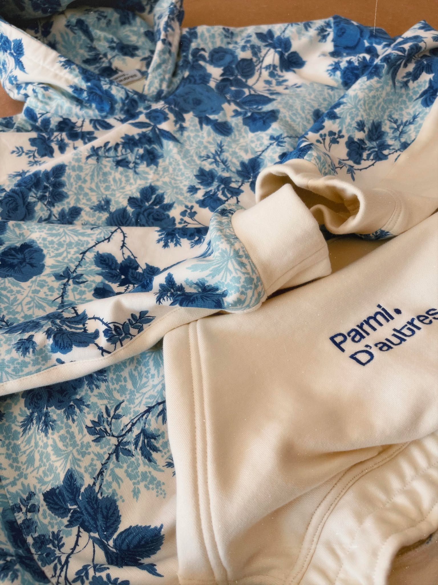 Hoodie upcyclé - Fleur Bleue