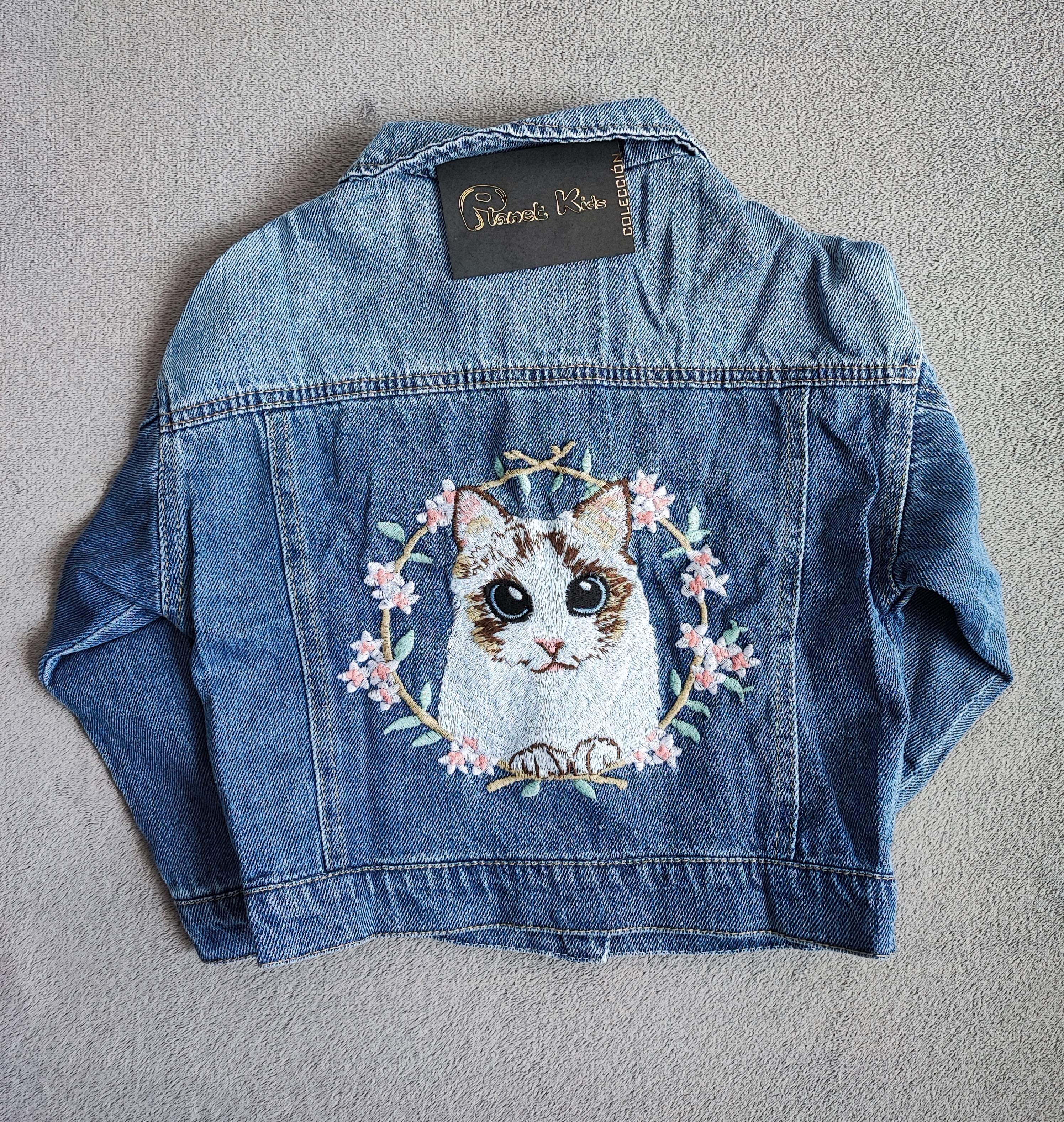 Chaqueta  con bordado de gato