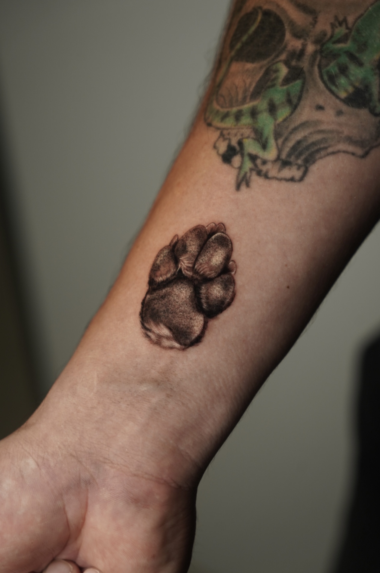 Realistisches Pfotenabdruck-Tattoo