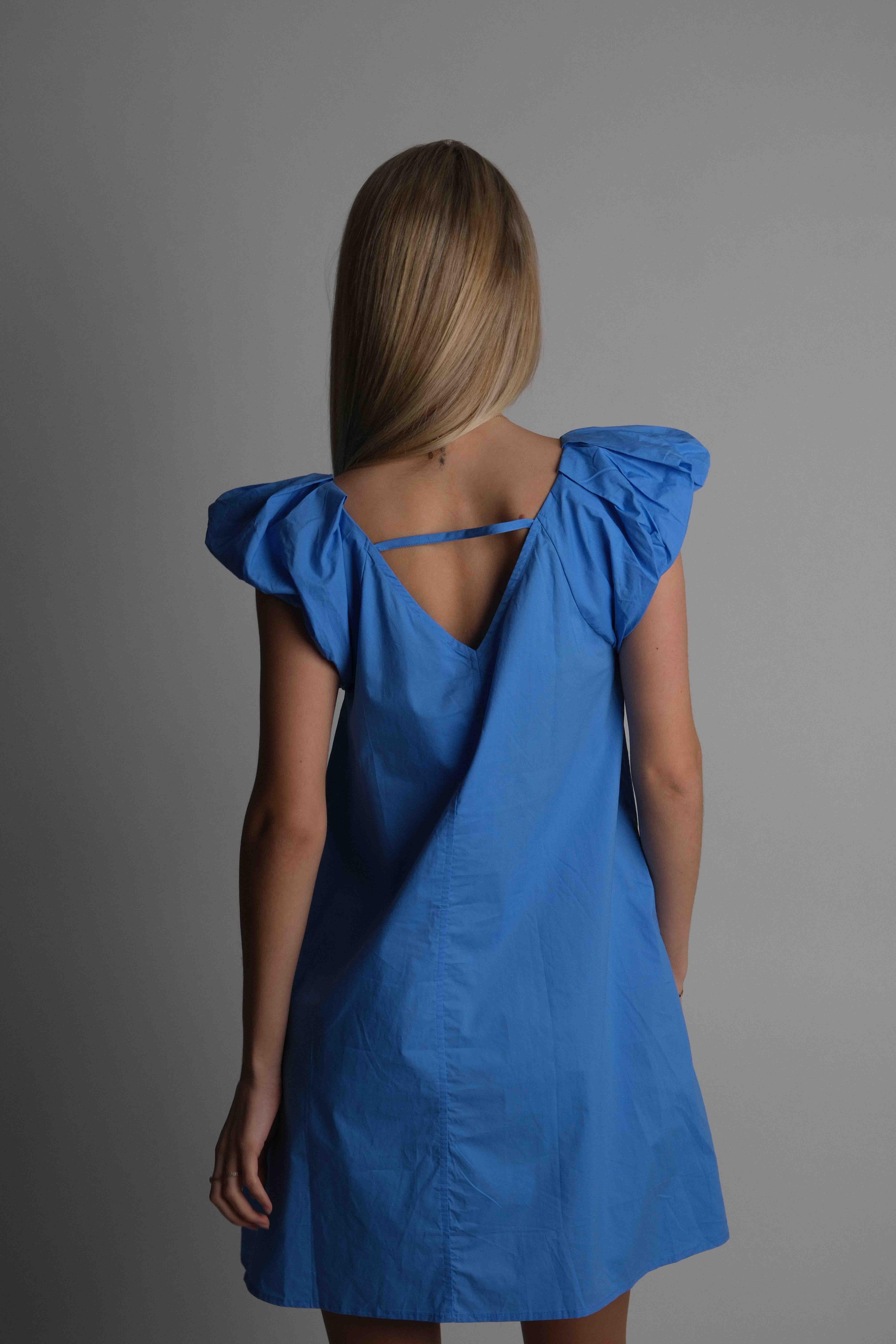 Mėlyna suknelė su kišenėmis