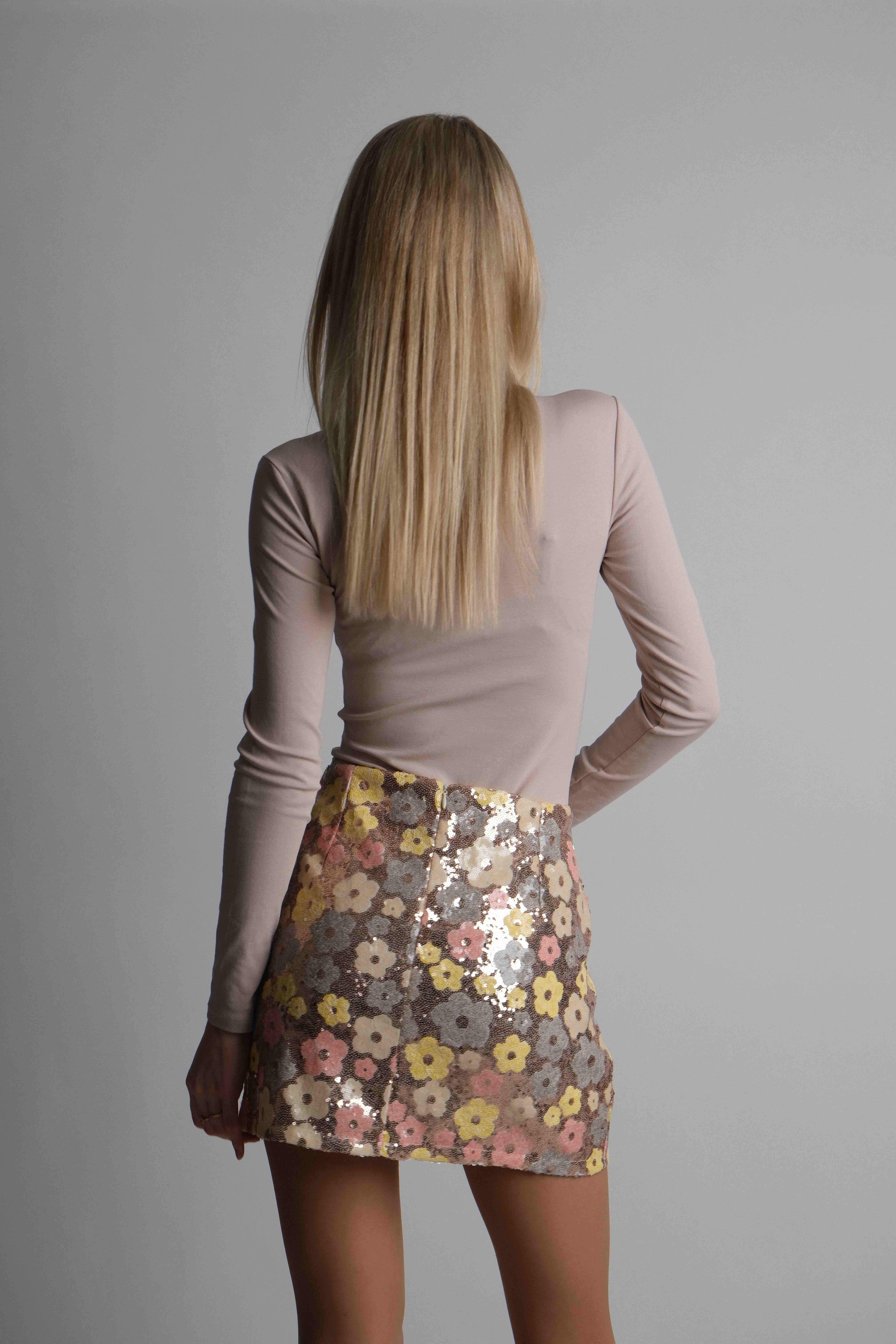 Sijonas su žvyneliais