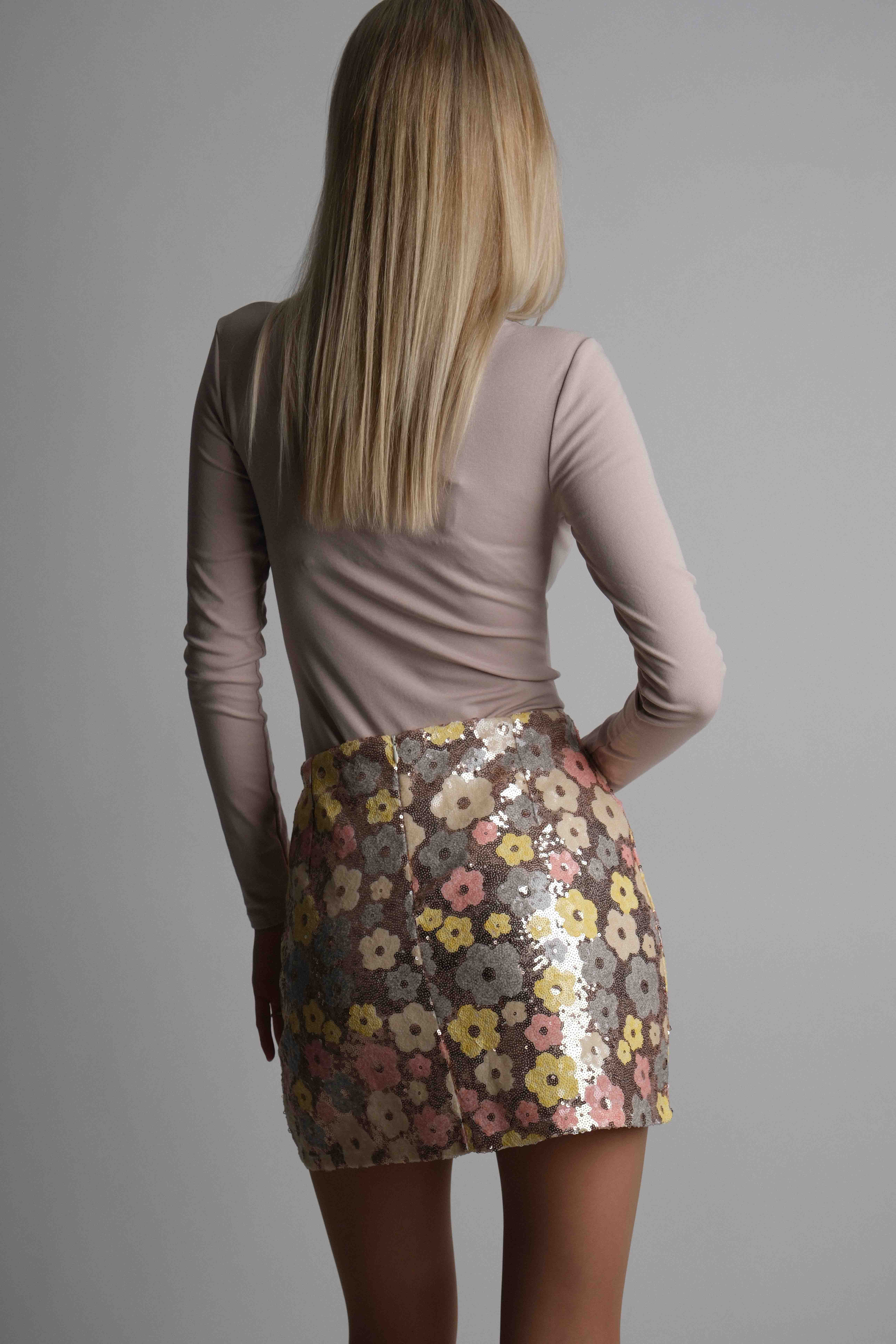 Sijonas su žvyneliais