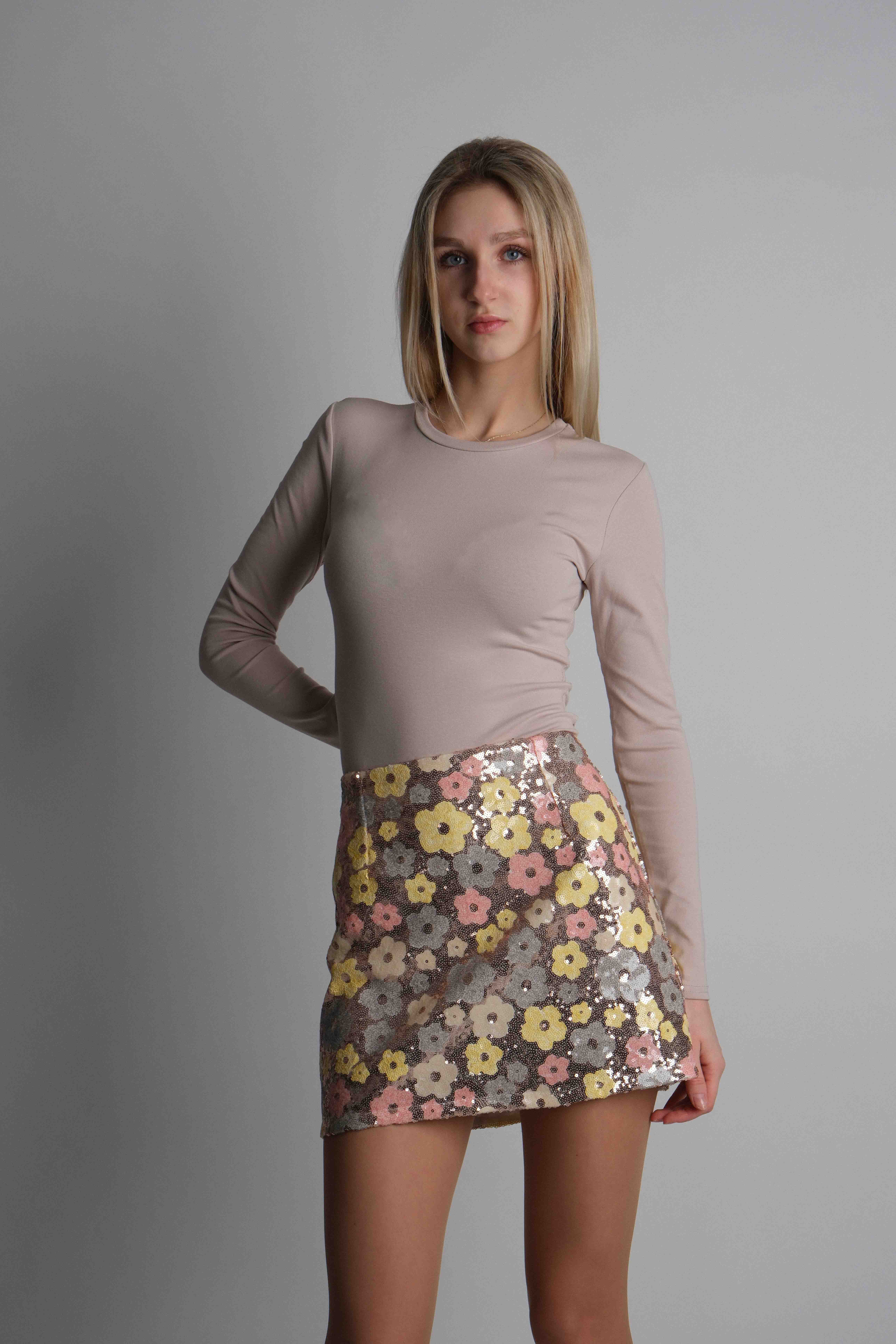 Sijonas su žvyneliais