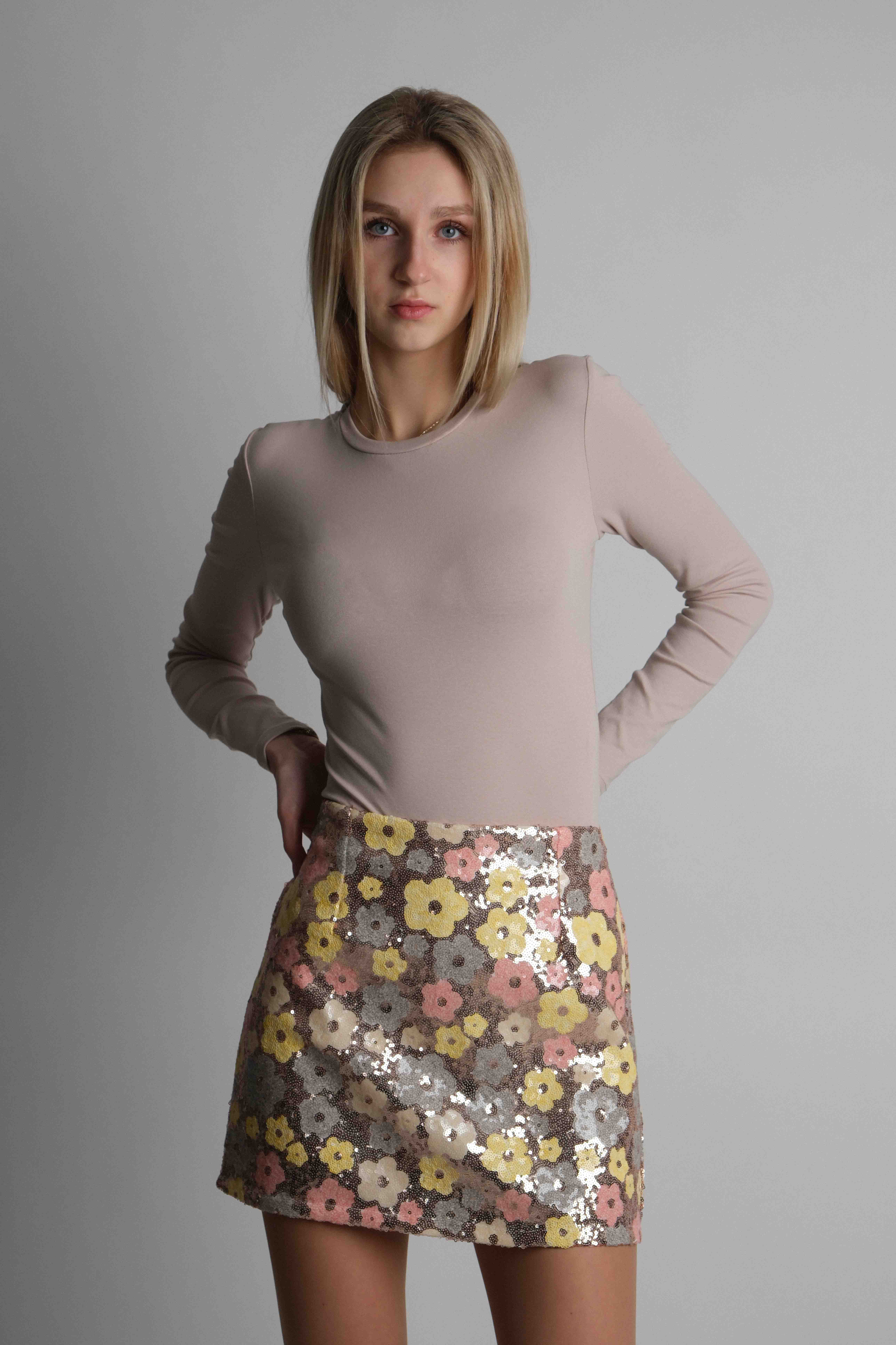 Sijonas su žvyneliais