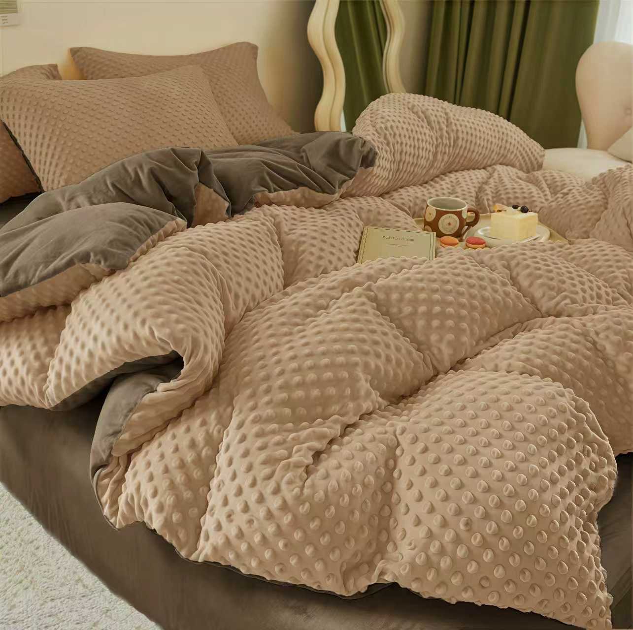 Kreminės spalvos pliušinės patalynės komplektas