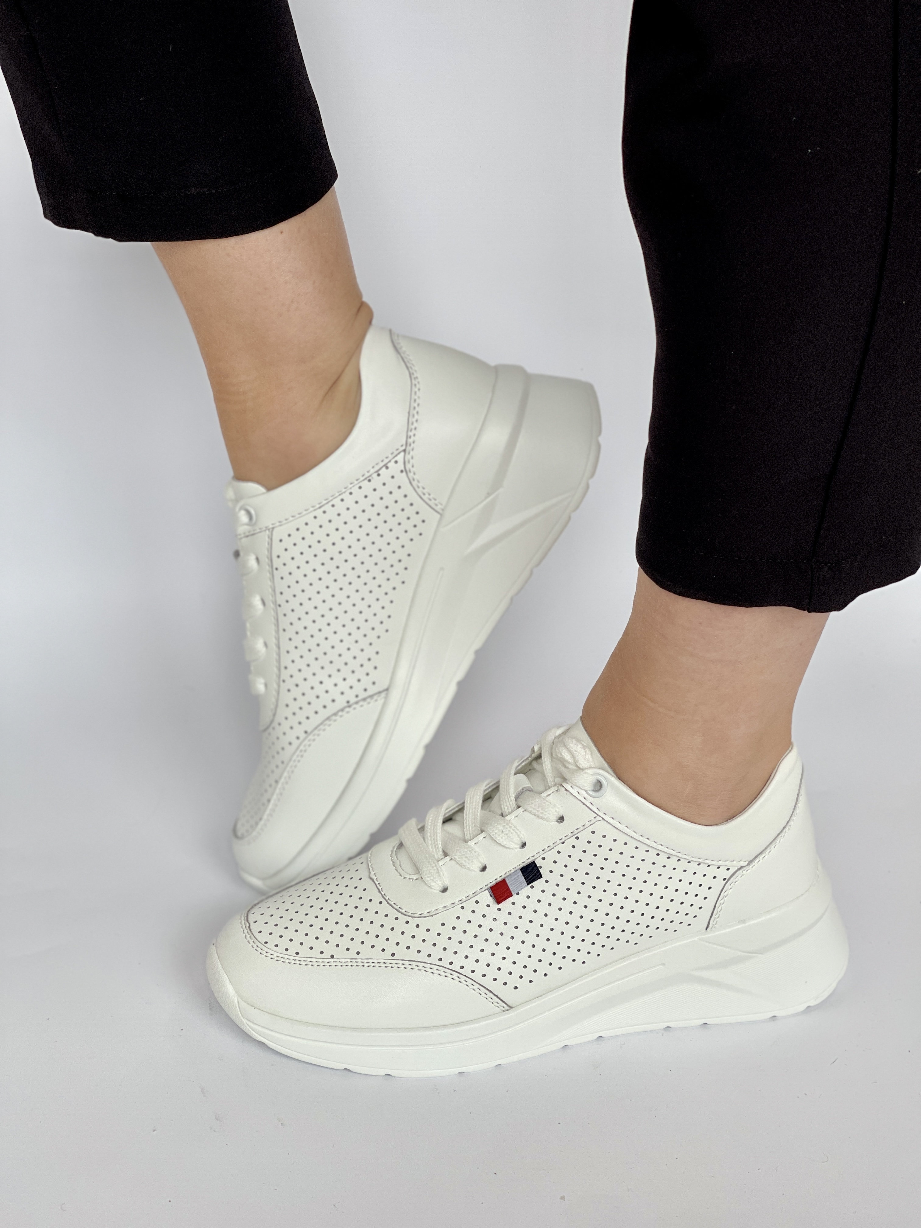 LAISVALAIKIO BATAI WHT (GR23152)