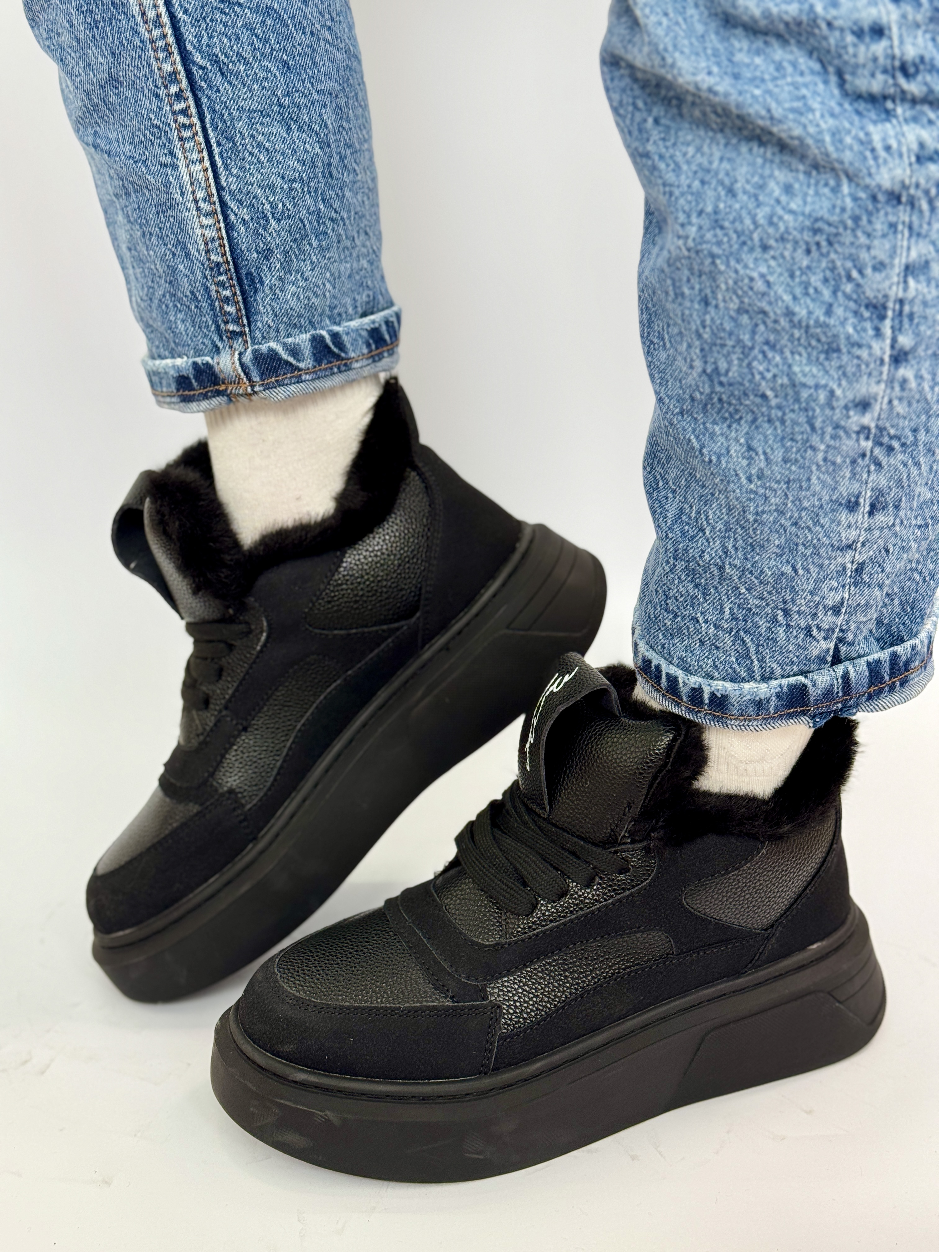 Juodi sportbačiai su kailiu (PM3825-1)