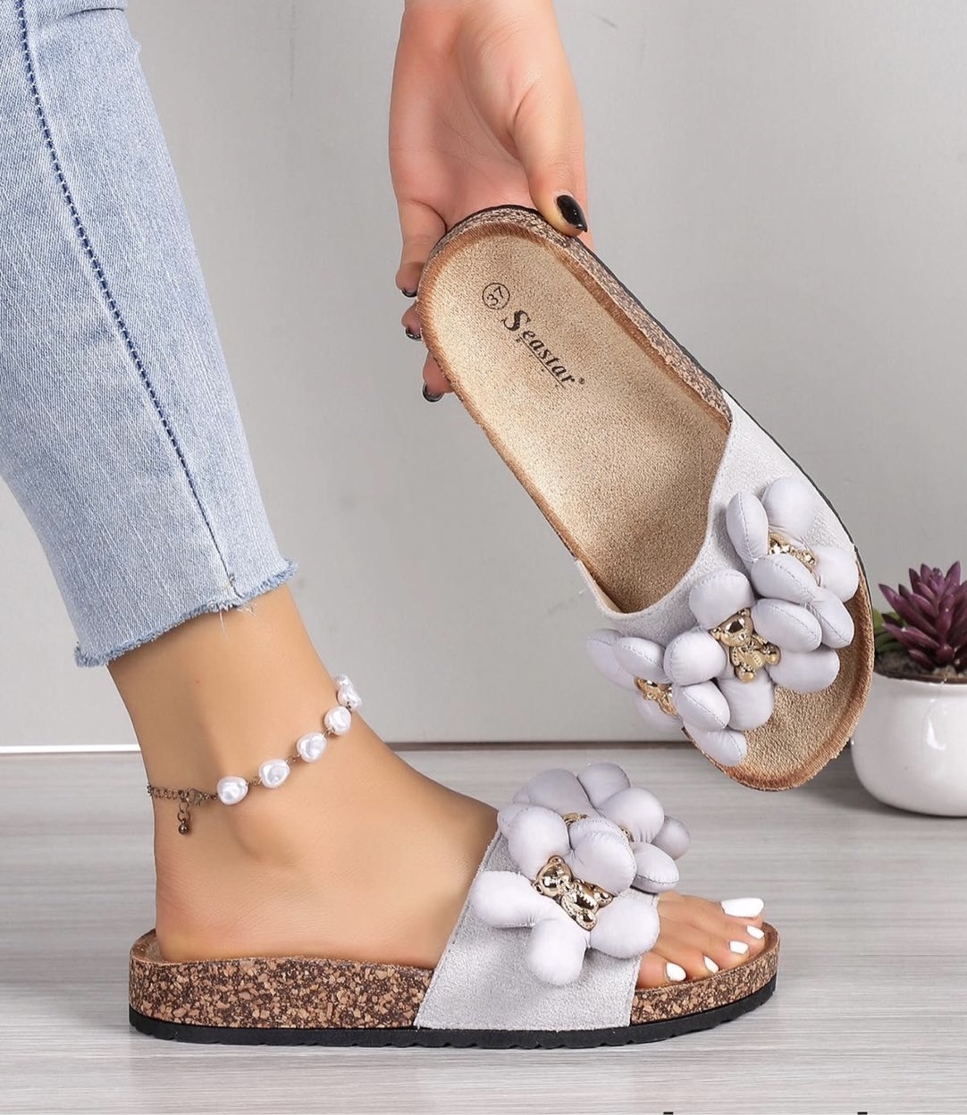 Pilkos šlepetės su gėlėmis (CK278)