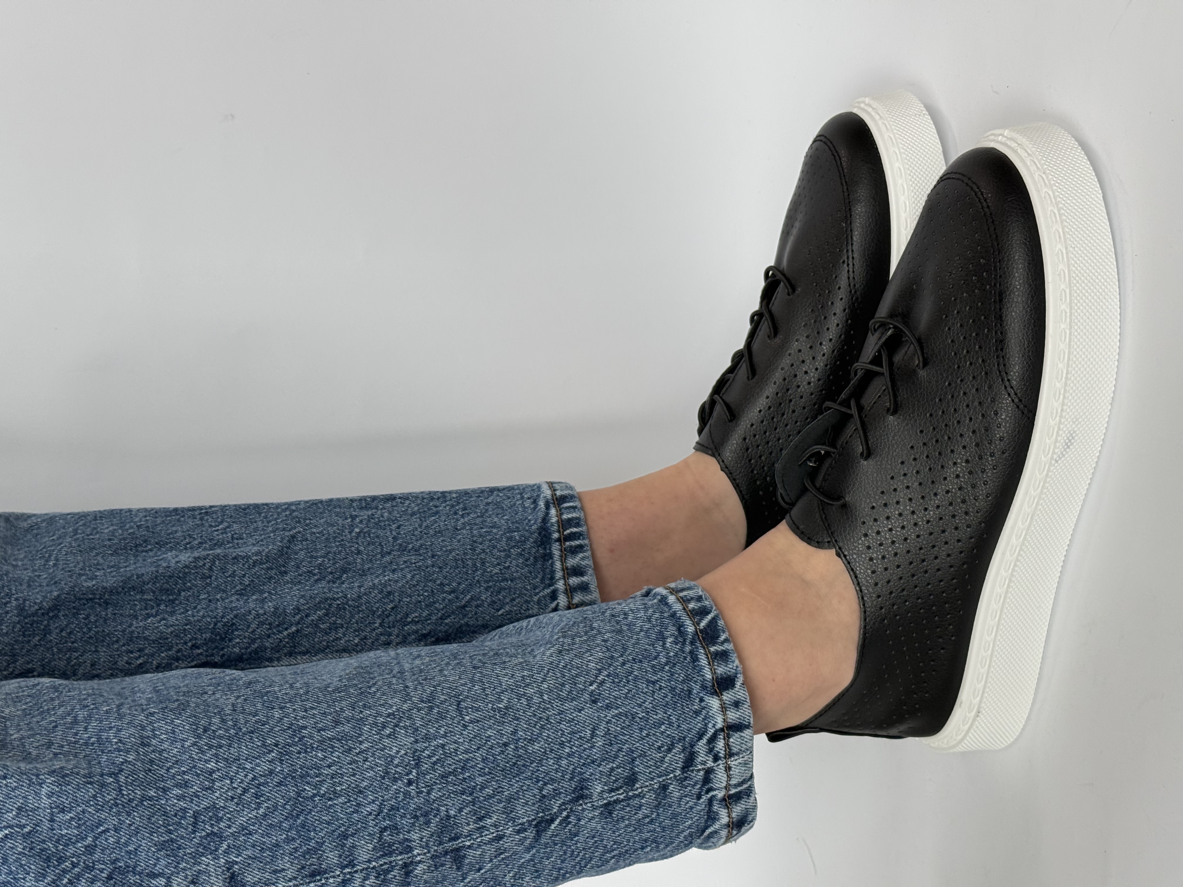 Juodos sportbačiai su baltu padu (LT345-1)