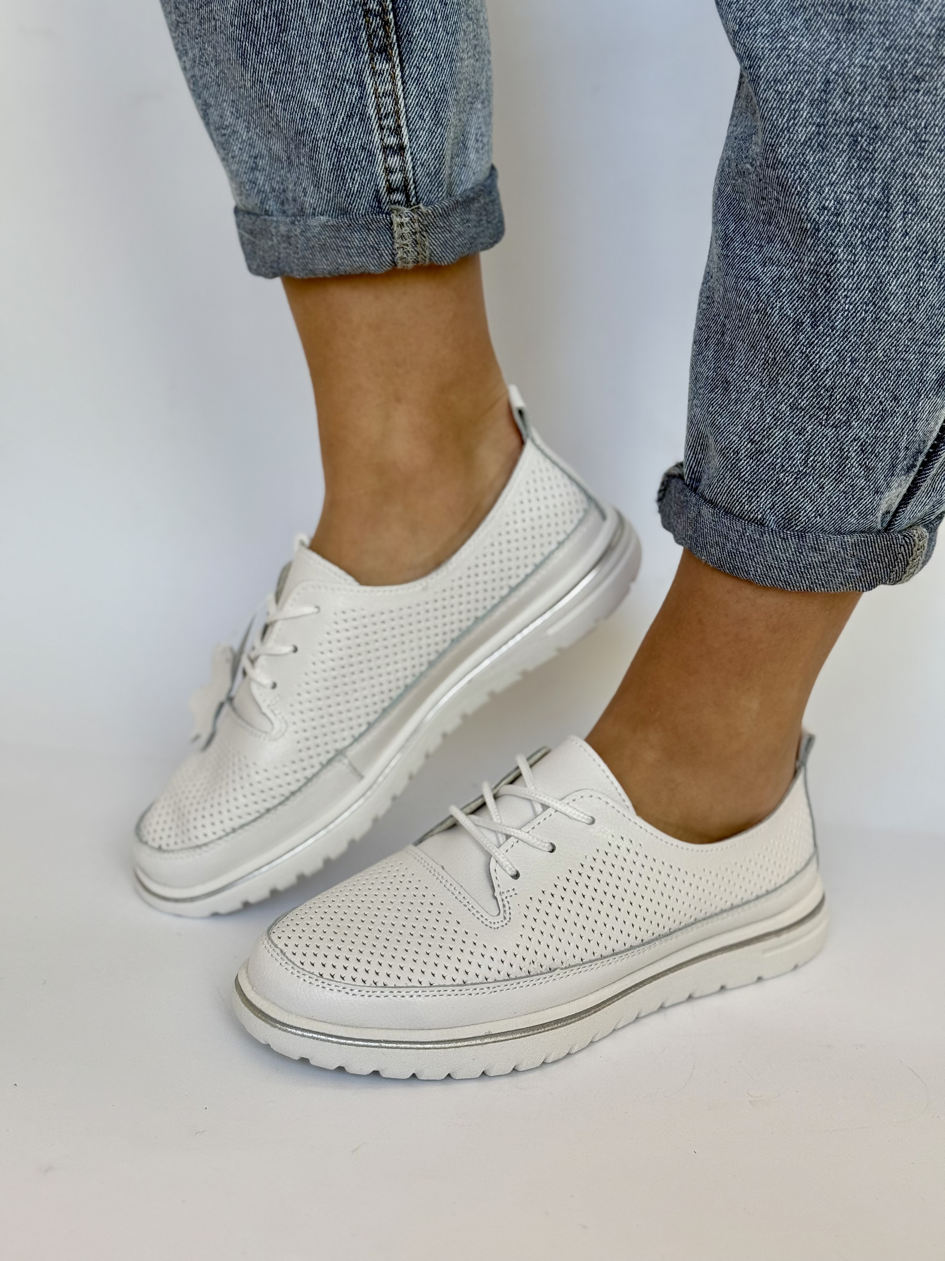 Balti odiniai sportbačiai (8209)