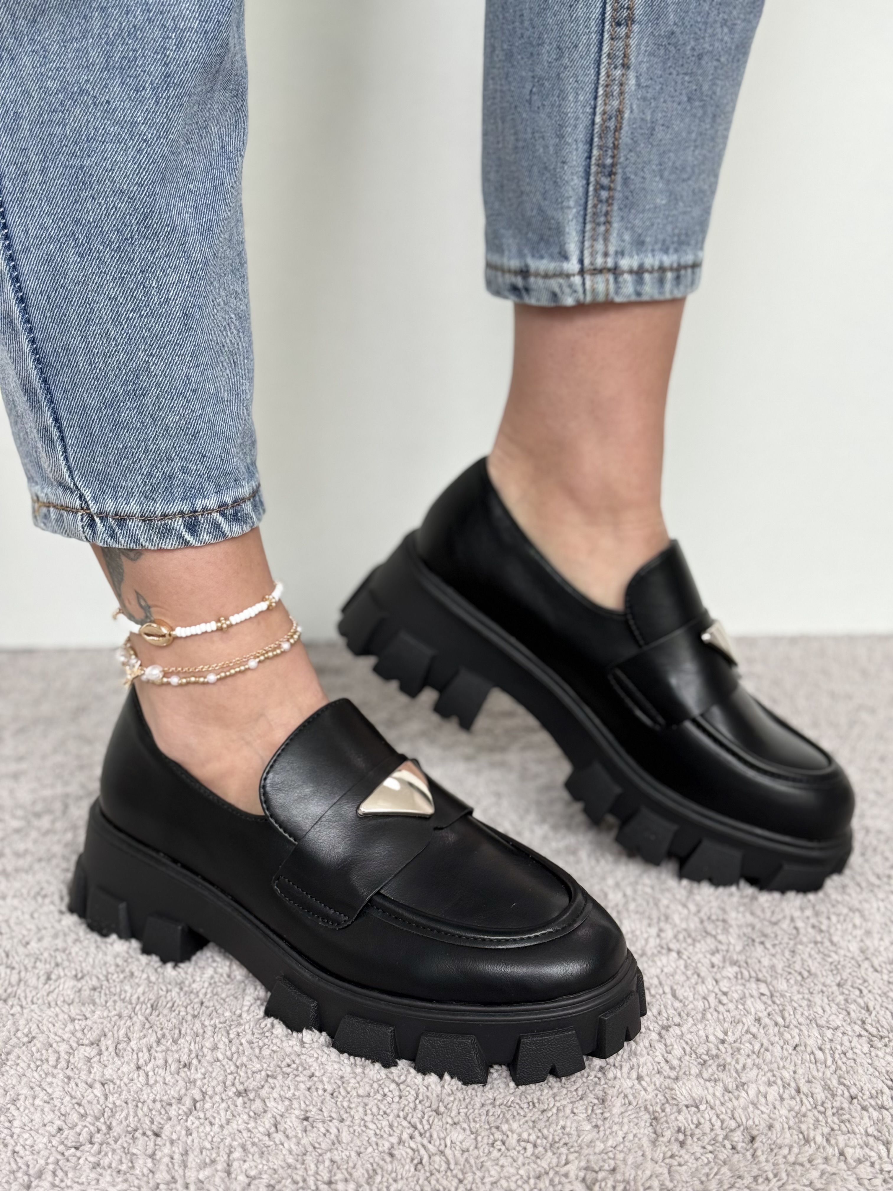 Juodi loaferiai aukštesniu padu (68281)