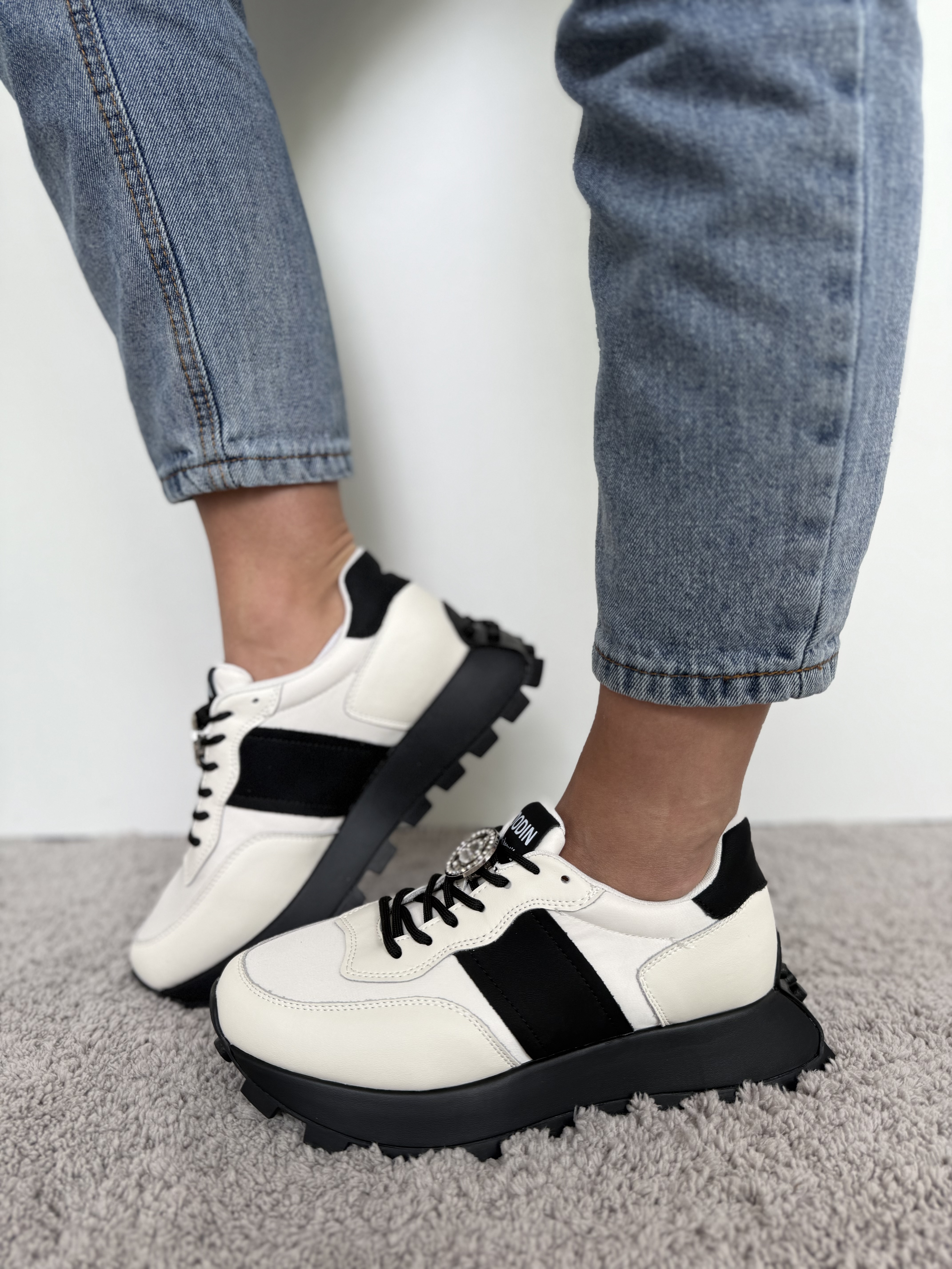 Balti sportiniai odiniai kedukai