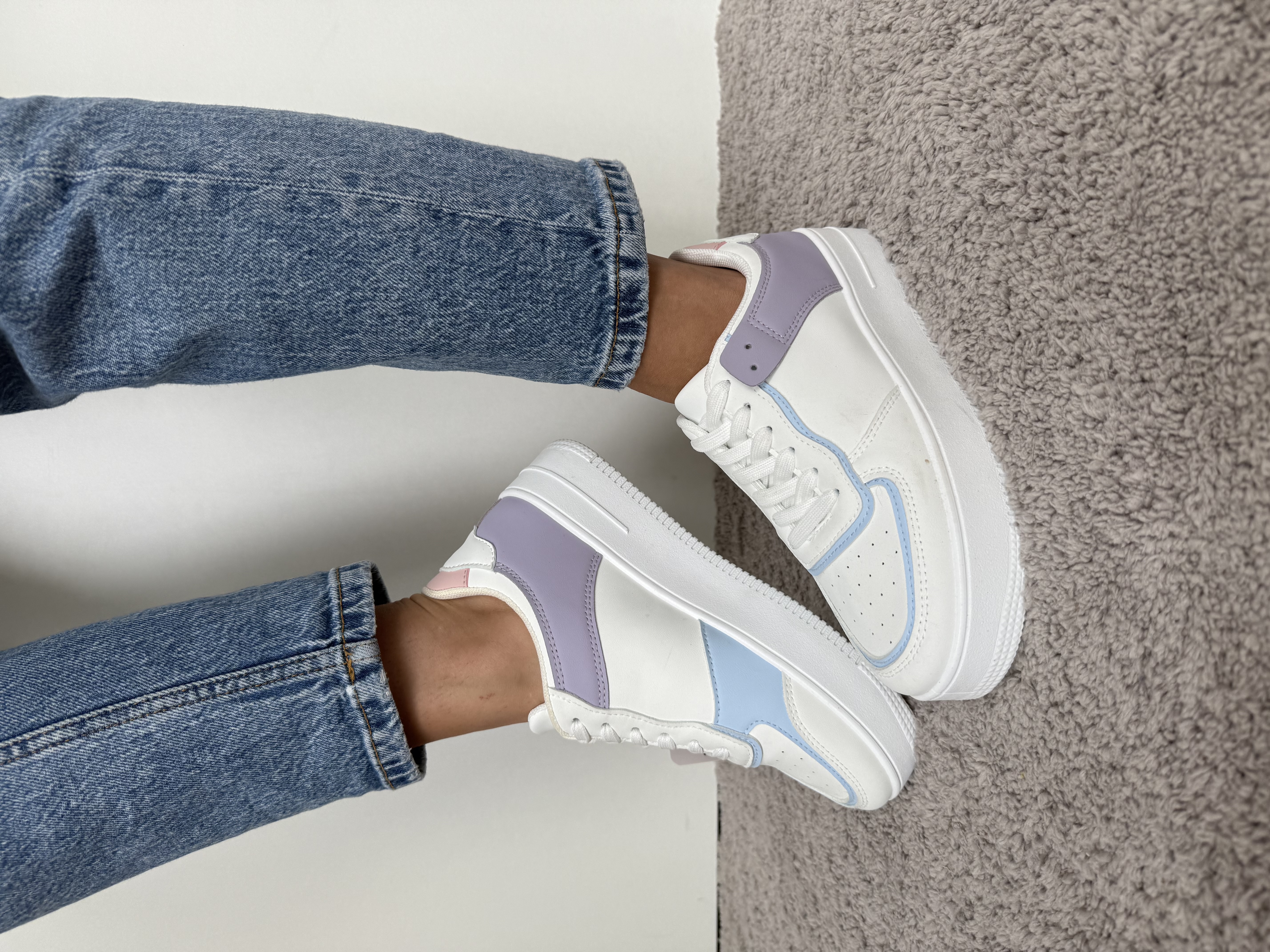 Balti sportiniai bateliai su spalvotais akcentais (B7537)