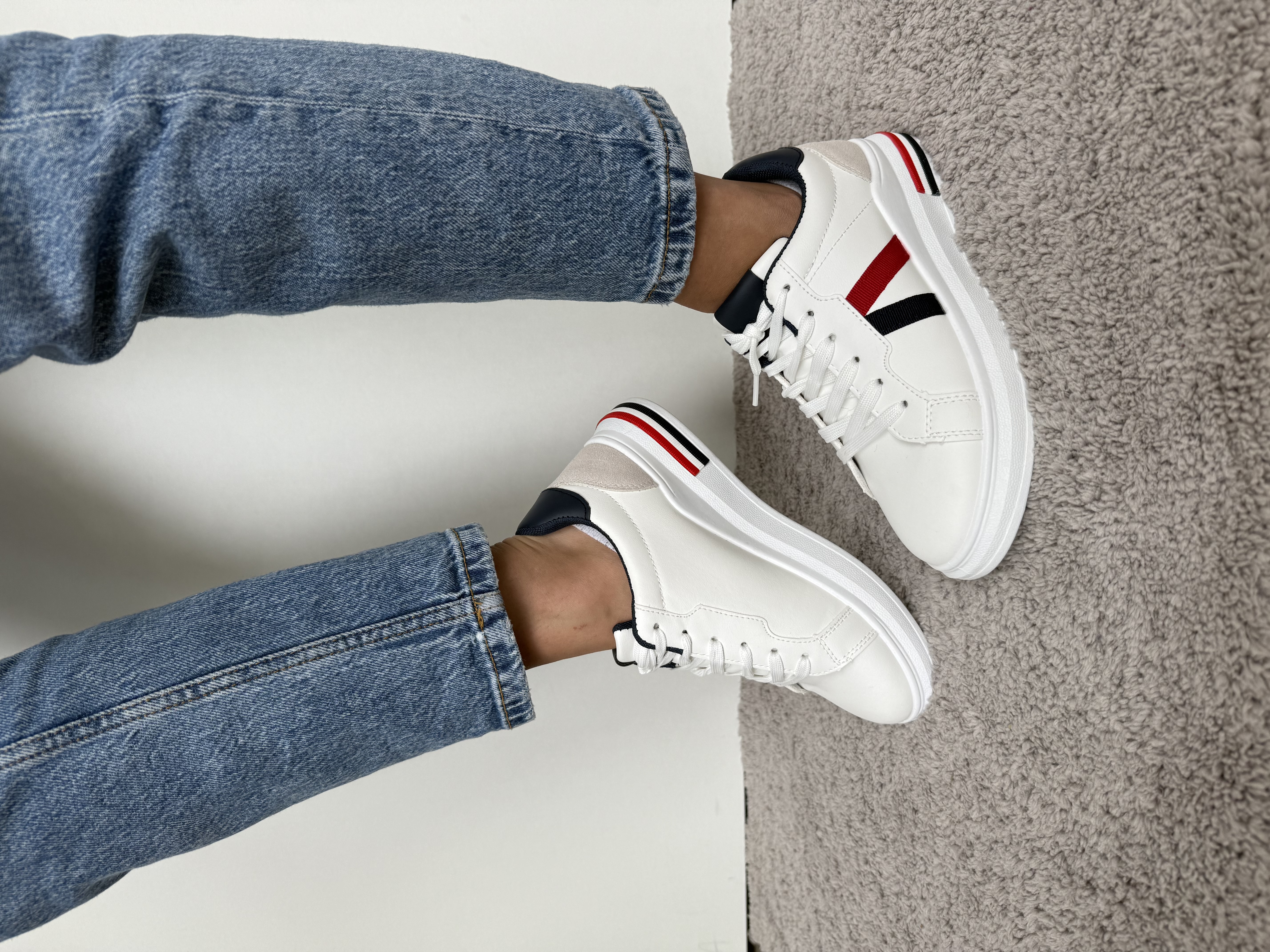 Balti sportbačiai su raudonai melyna juostele (0073-4)