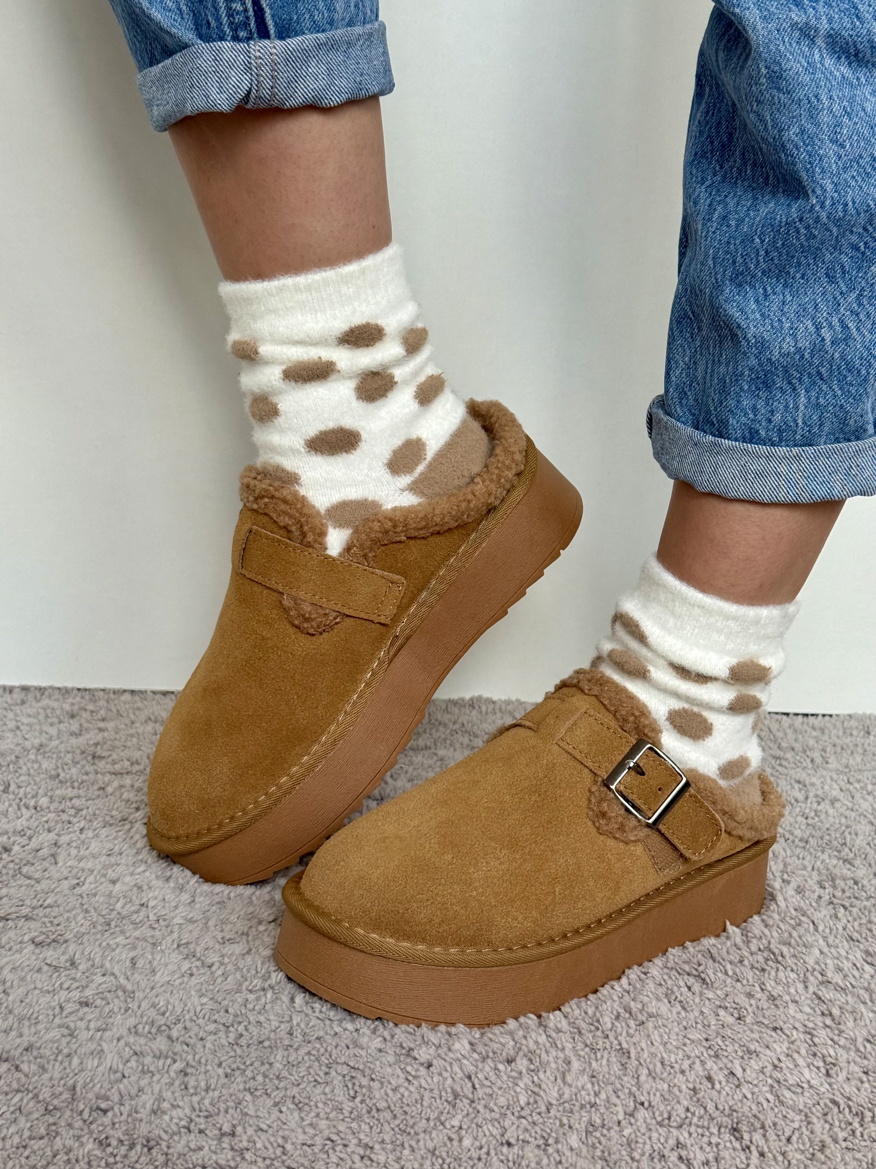 Rudi verstos odos kailiniai batai su sagtimi ir vilna (A20-4)