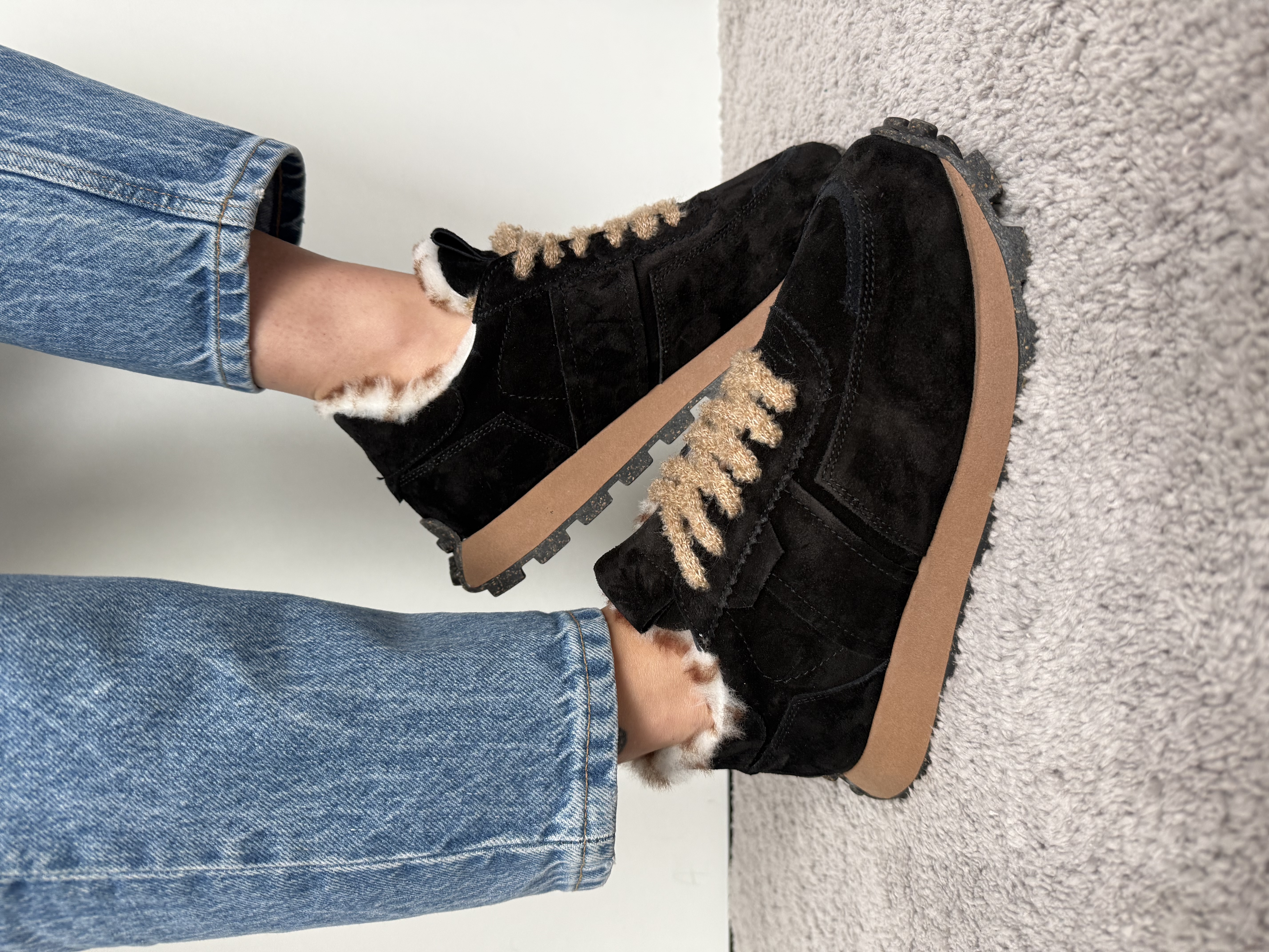 Turkiškos odos, juodi zomšiniai sportbačiai su kailiu (322-25-901)