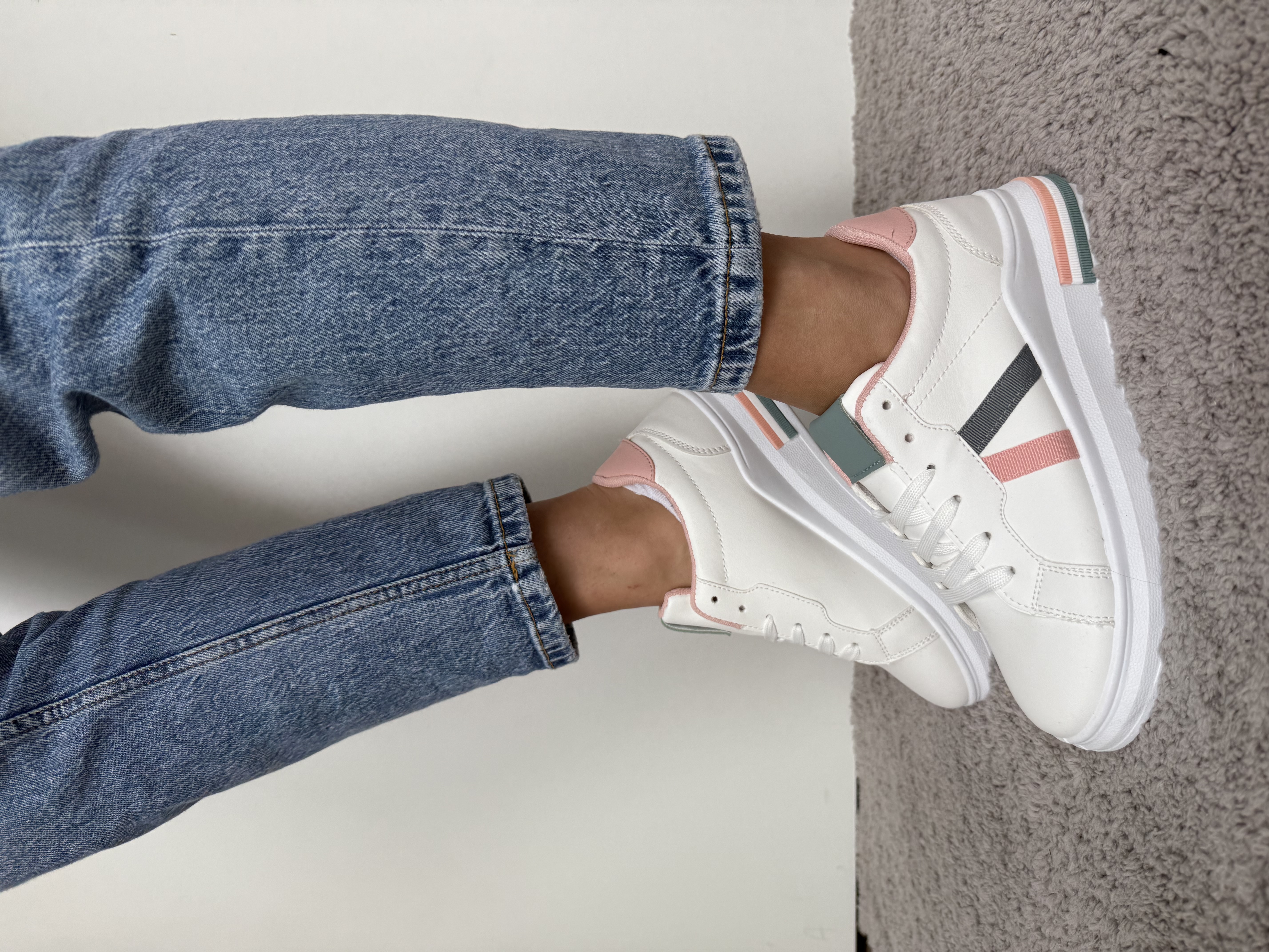 Balti sportiniai batai su pilkai rožinė juostele (0073-3)