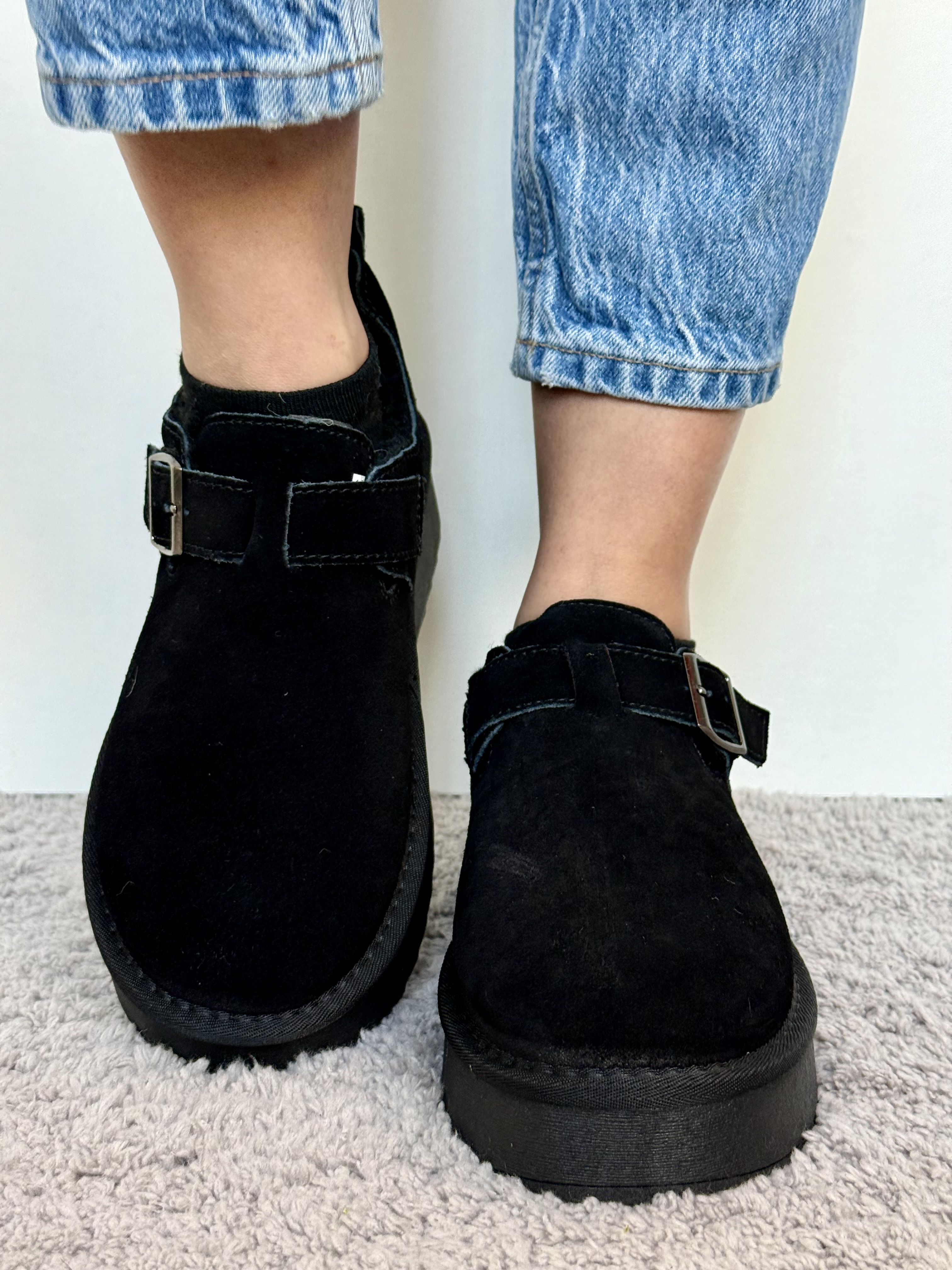 Juodi verstos odos moteriški batai su vilna (A10)