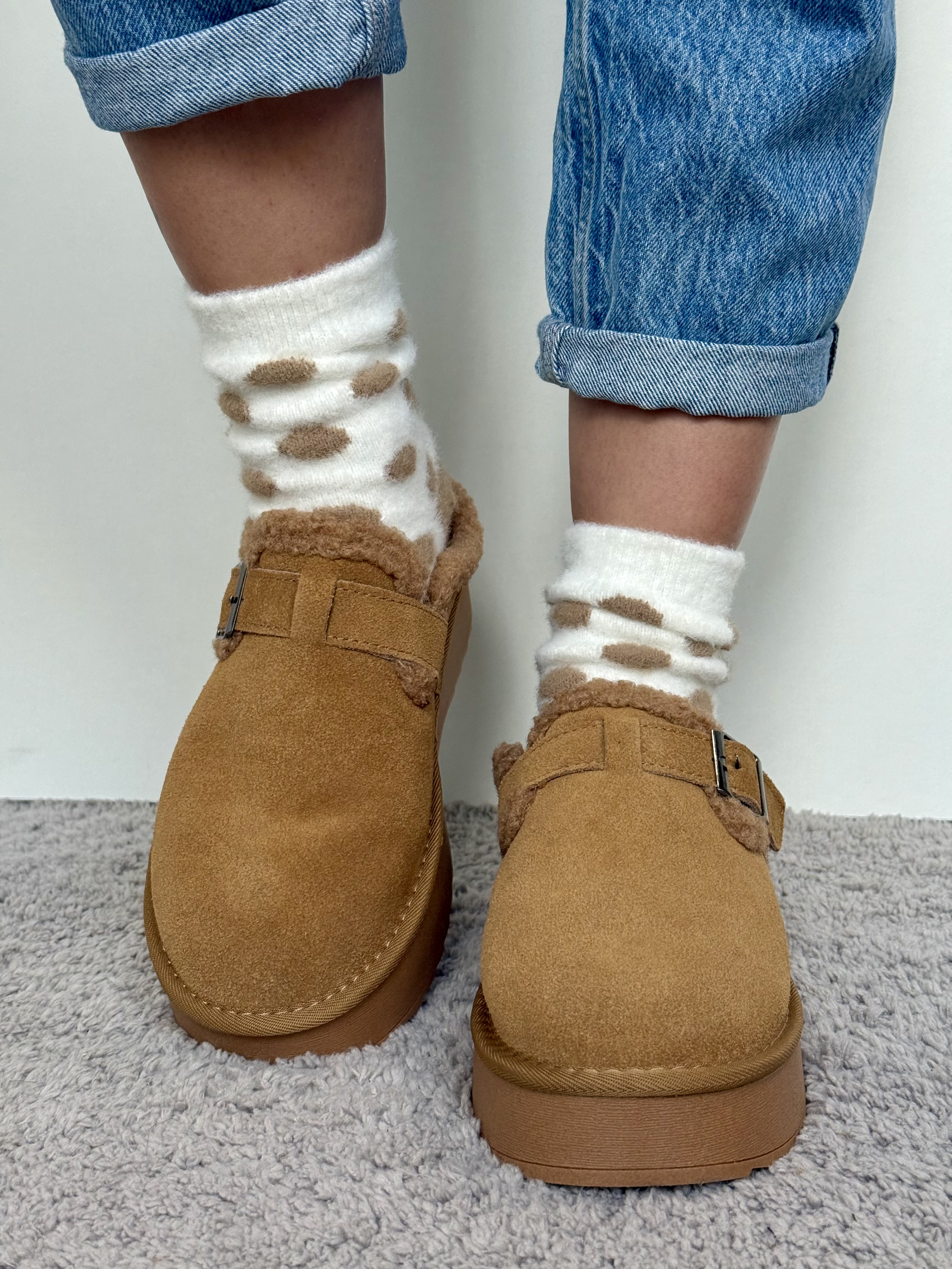 Rudi verstos odos kailiniai batai su sagtimi ir vilna (A20-4)