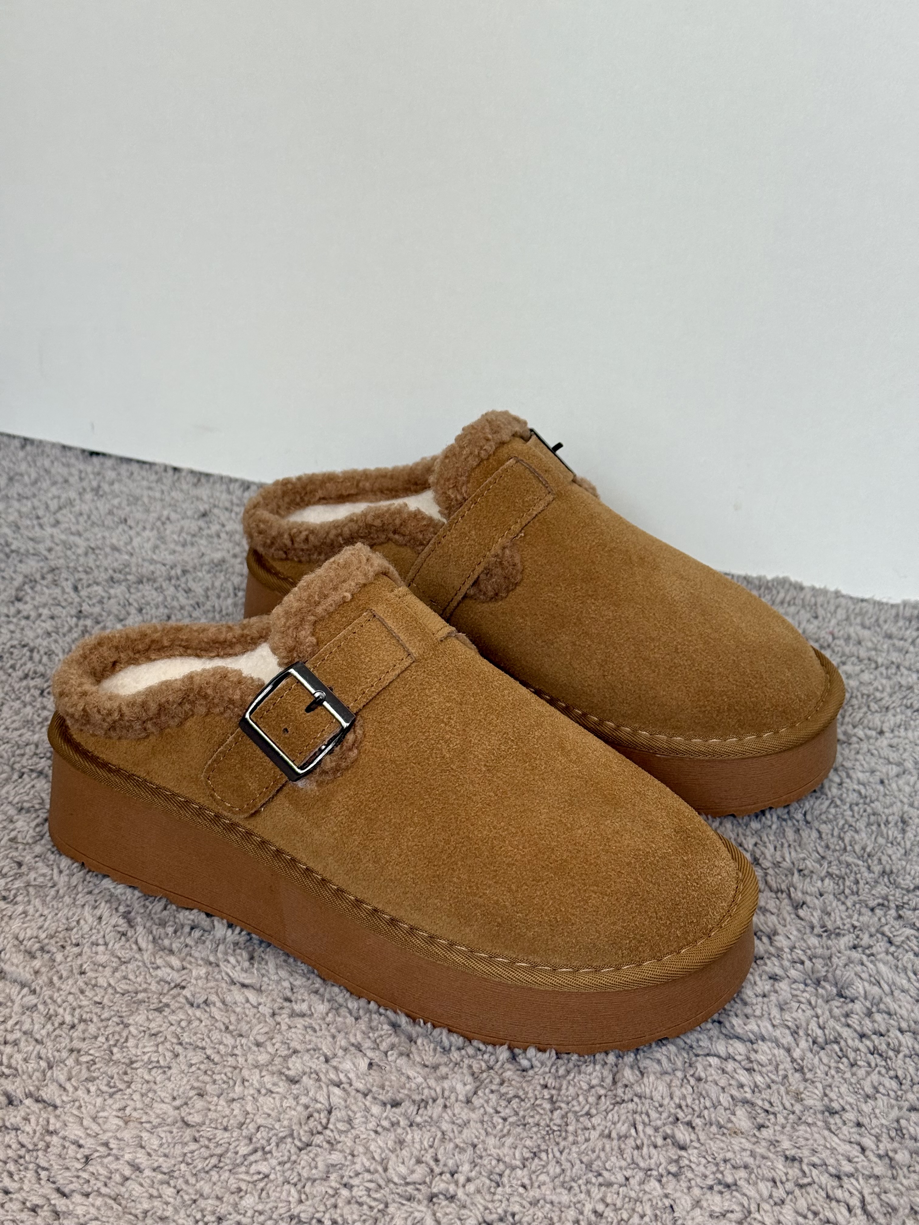 Rudi verstos odos kailiniai batai su sagtimi ir vilna (A20-4)