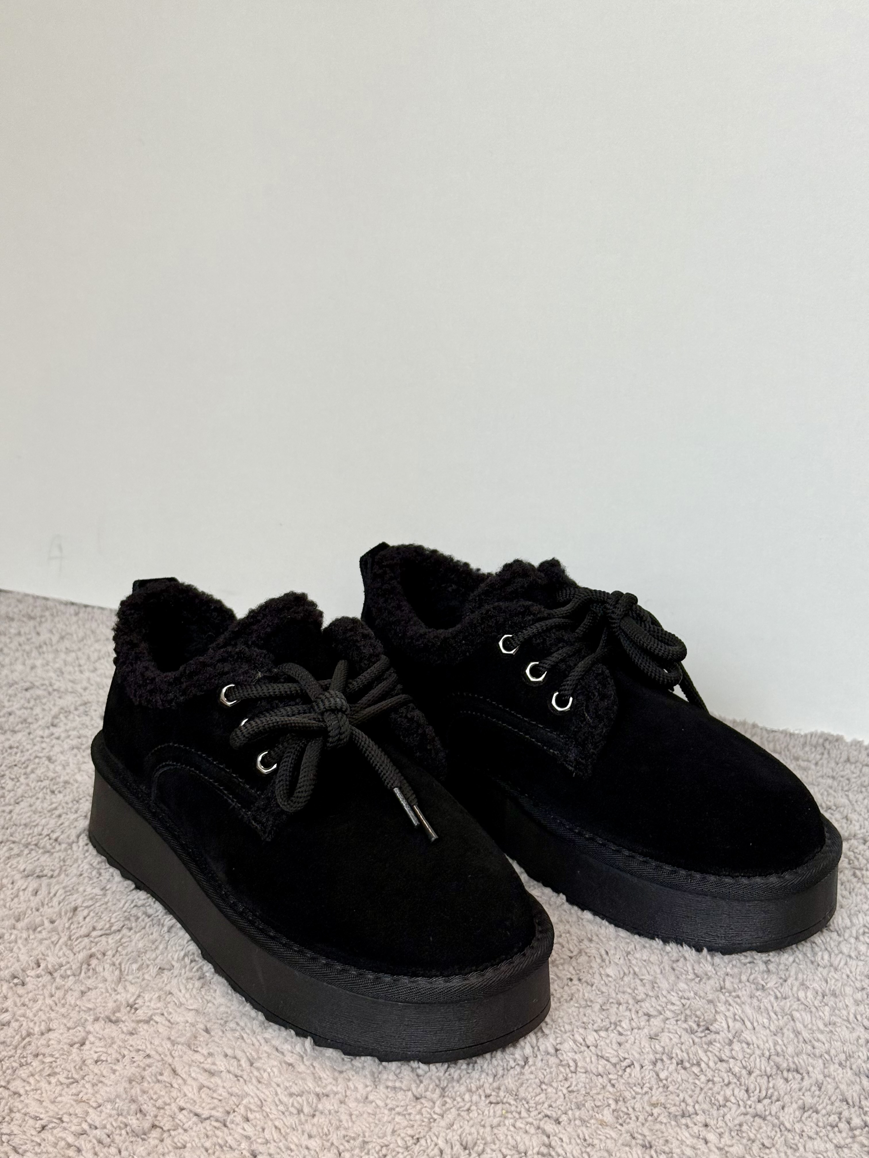 Juodi verstos odos batai su užvarščiais, viduje vilna (A80)