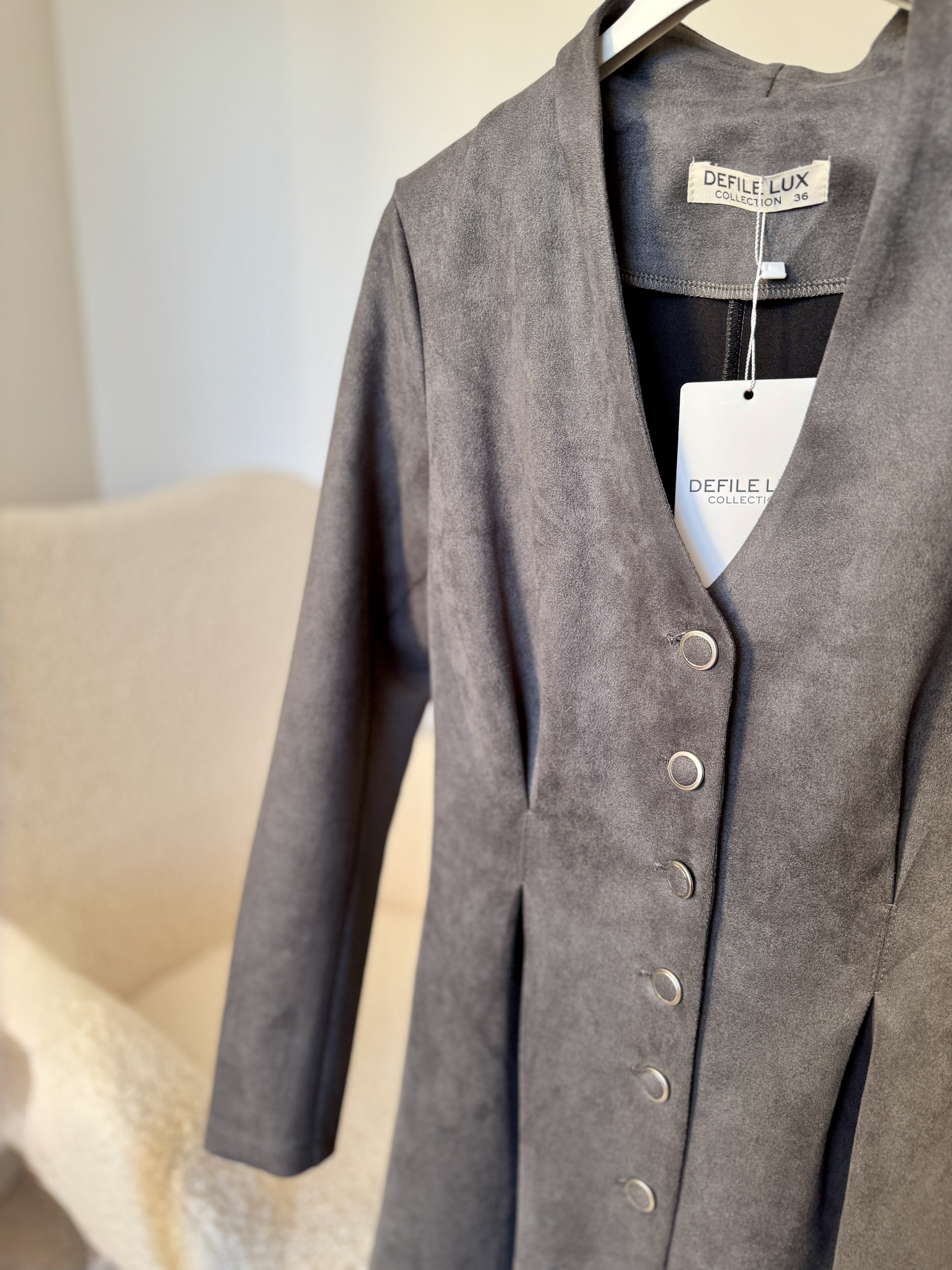 Pilka veliūrinė suknelė