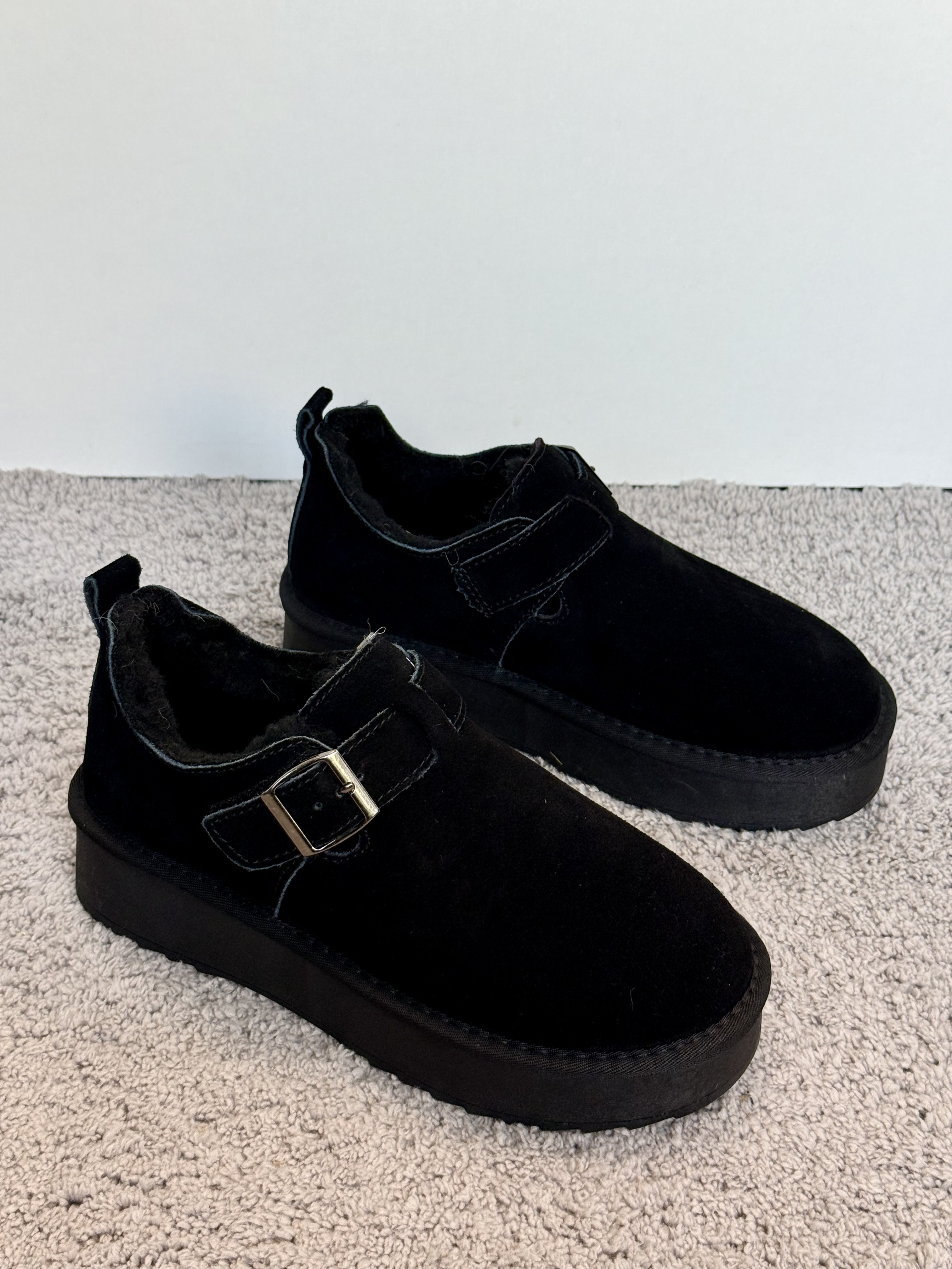 Juodi verstos odos moteriški batai su vilna (A10)