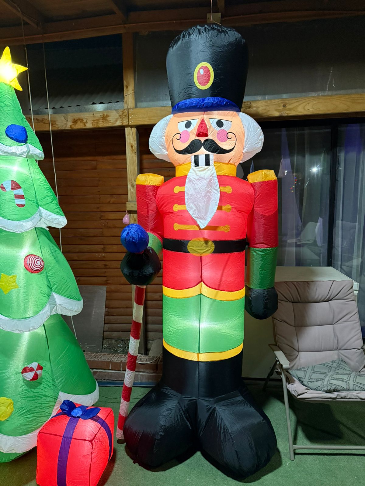 CASCANUECES INFLABLE 240 CM NAVIDAD