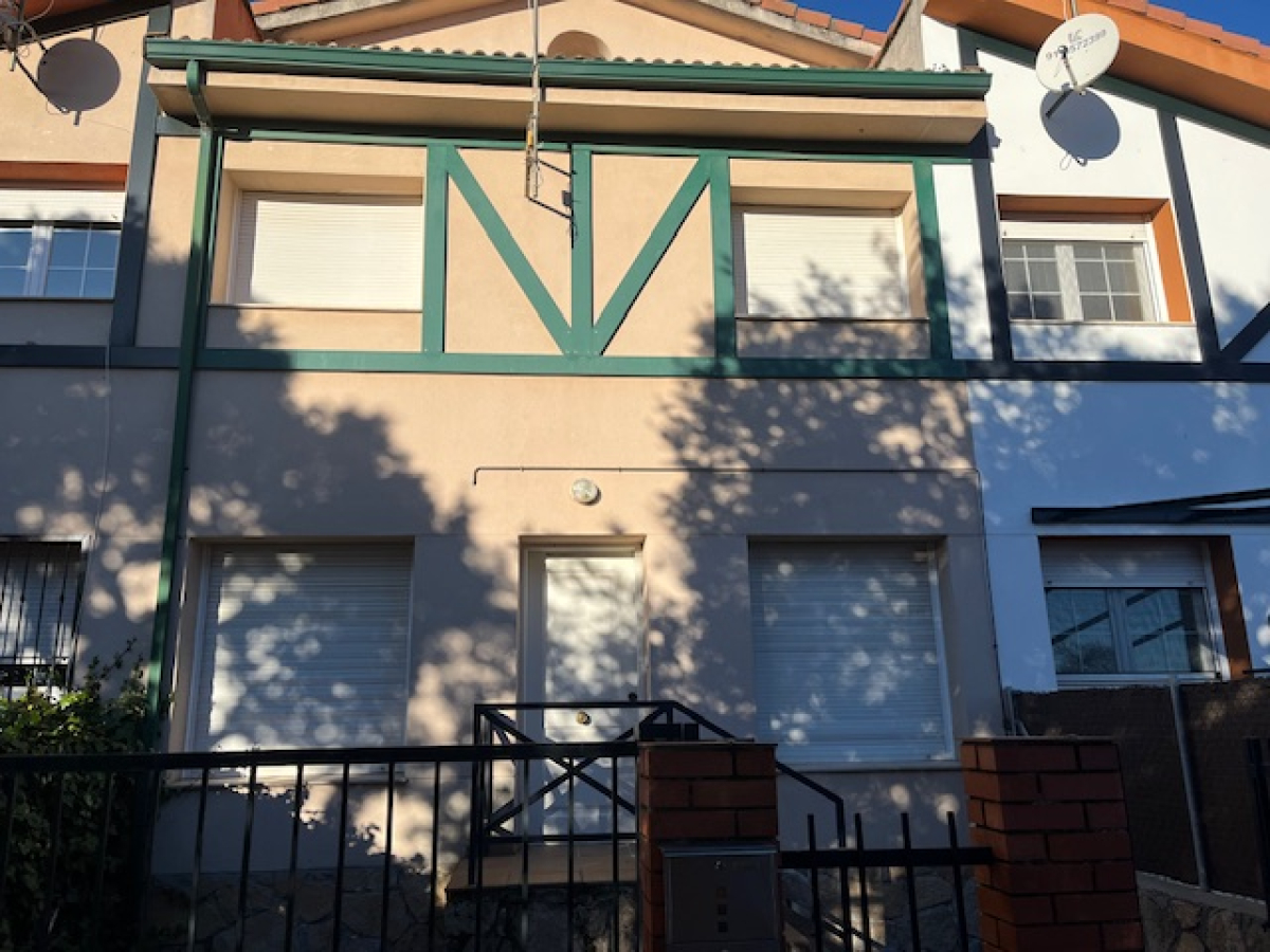 Chalet Adosado Con Dos Patios Y Cuatro Dormitorios En Sol Y Campo.