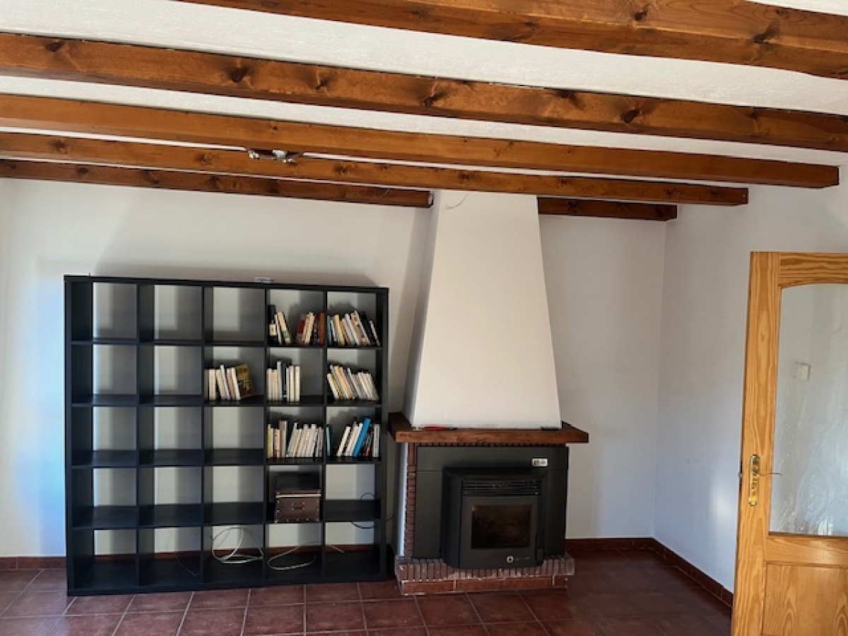 Chalet Adosado Con Dos Patios Y Cuatro Dormitorios En Sol Y Campo.