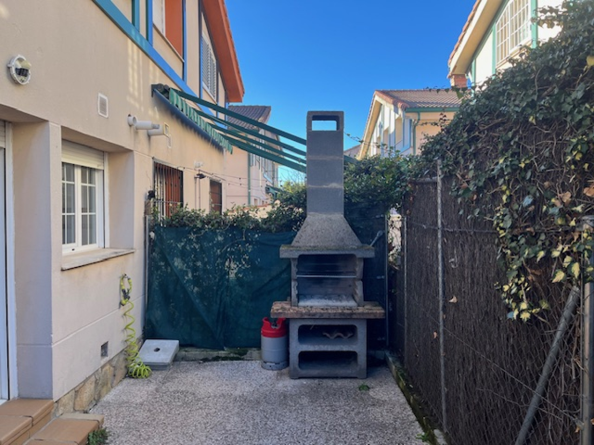 Chalet Adosado Con Dos Patios Y Cuatro Dormitorios En Sol Y Campo.