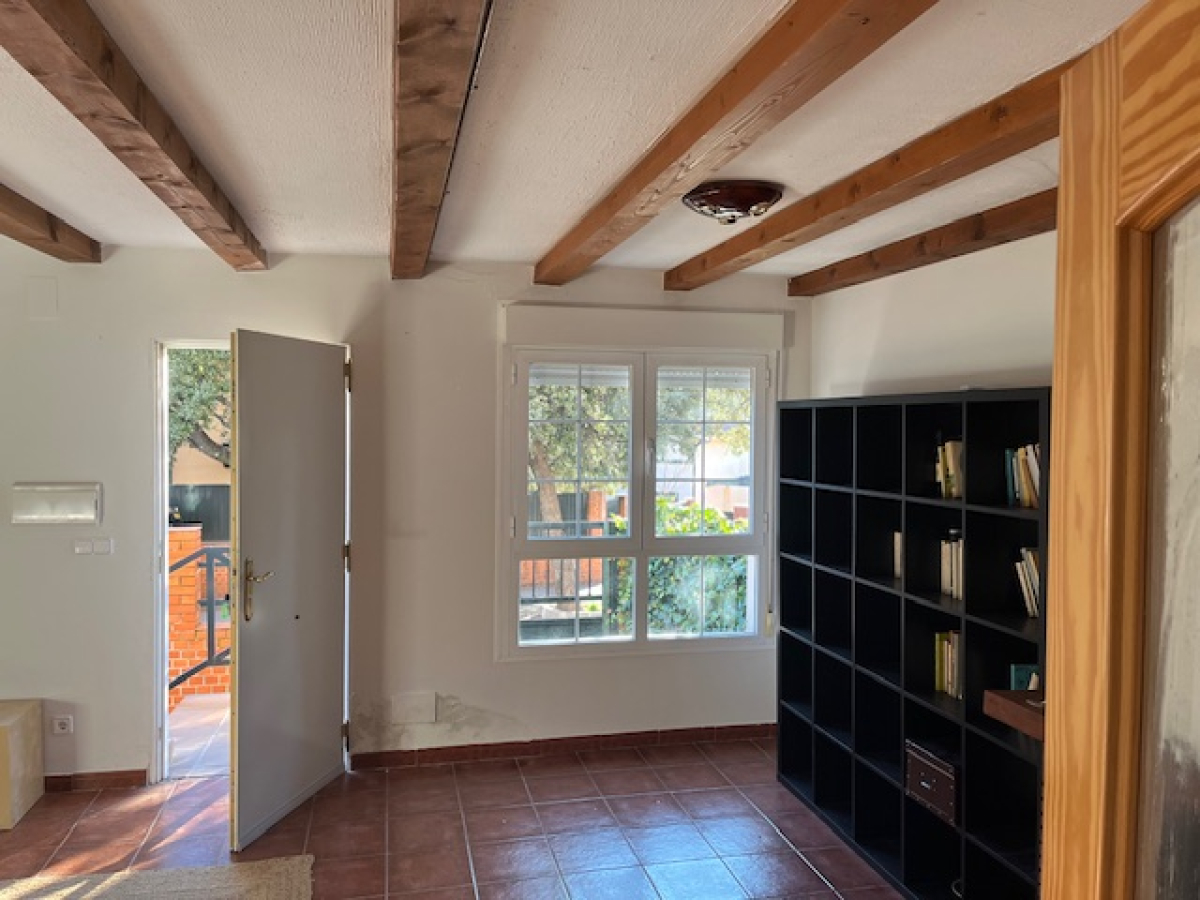 Chalet Adosado Con Dos Patios Y Cuatro Dormitorios En Sol Y Campo.