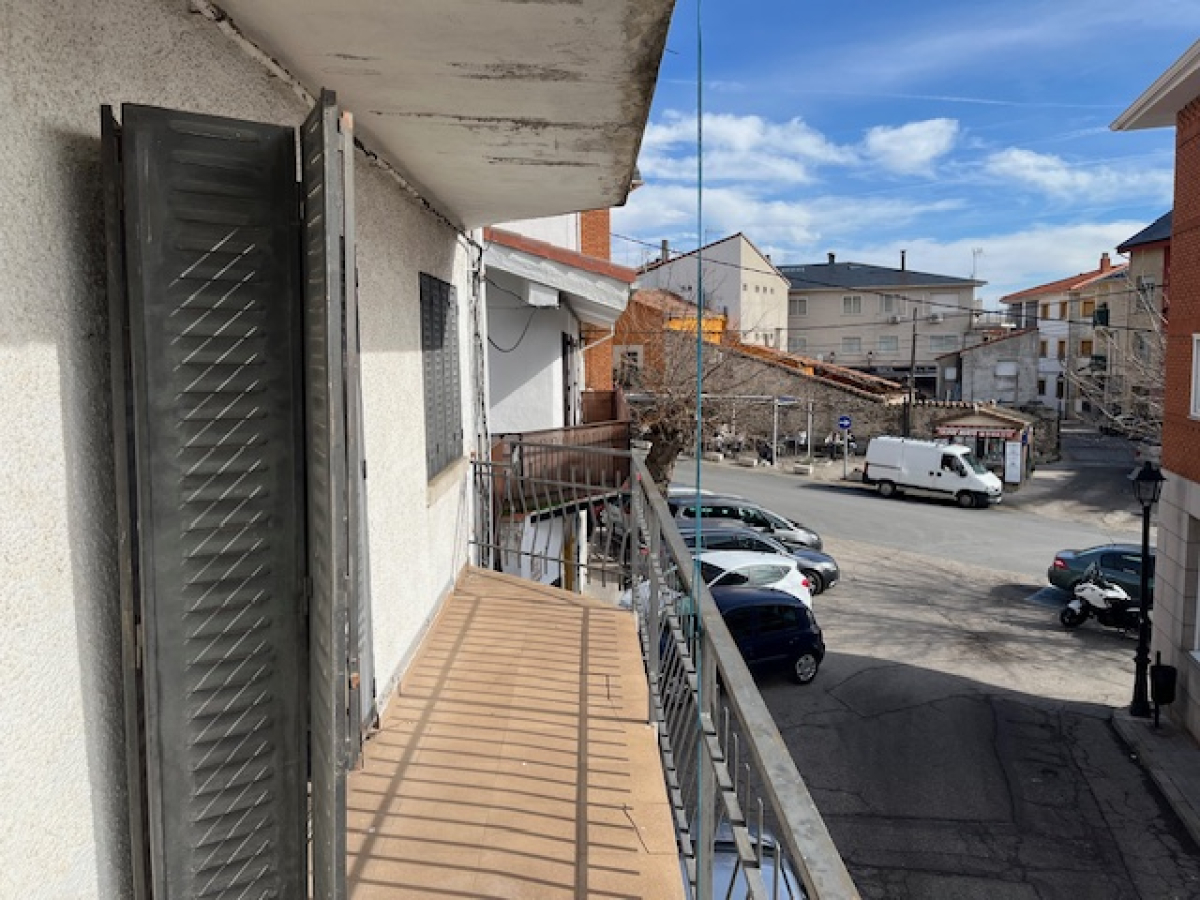 Edificio Céntrico En Tres Alturas Con Local Y Dos Pisos En Bustarviejo